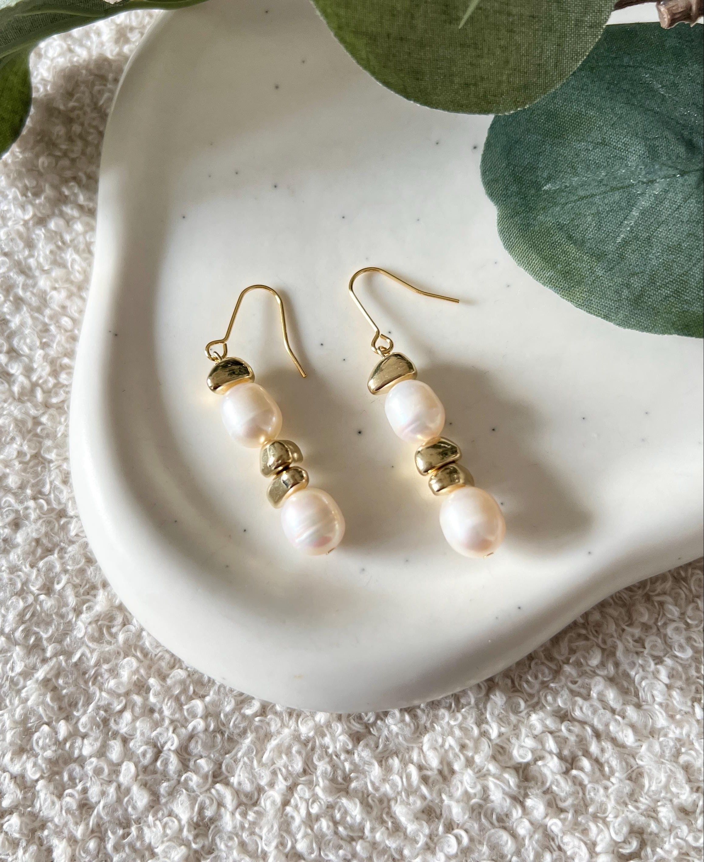 Perlenohrringe, weisse Perlen und goldene Details, Damenohrringe, moderner Alltagsschmuck, Ohrringe fuer den Alltag, feiner Perlenschmuck, Haengeohrringe, Frauenschmuck, Geschenk fuer Sie, Geburtstagsgeschenk, Brautschmuck