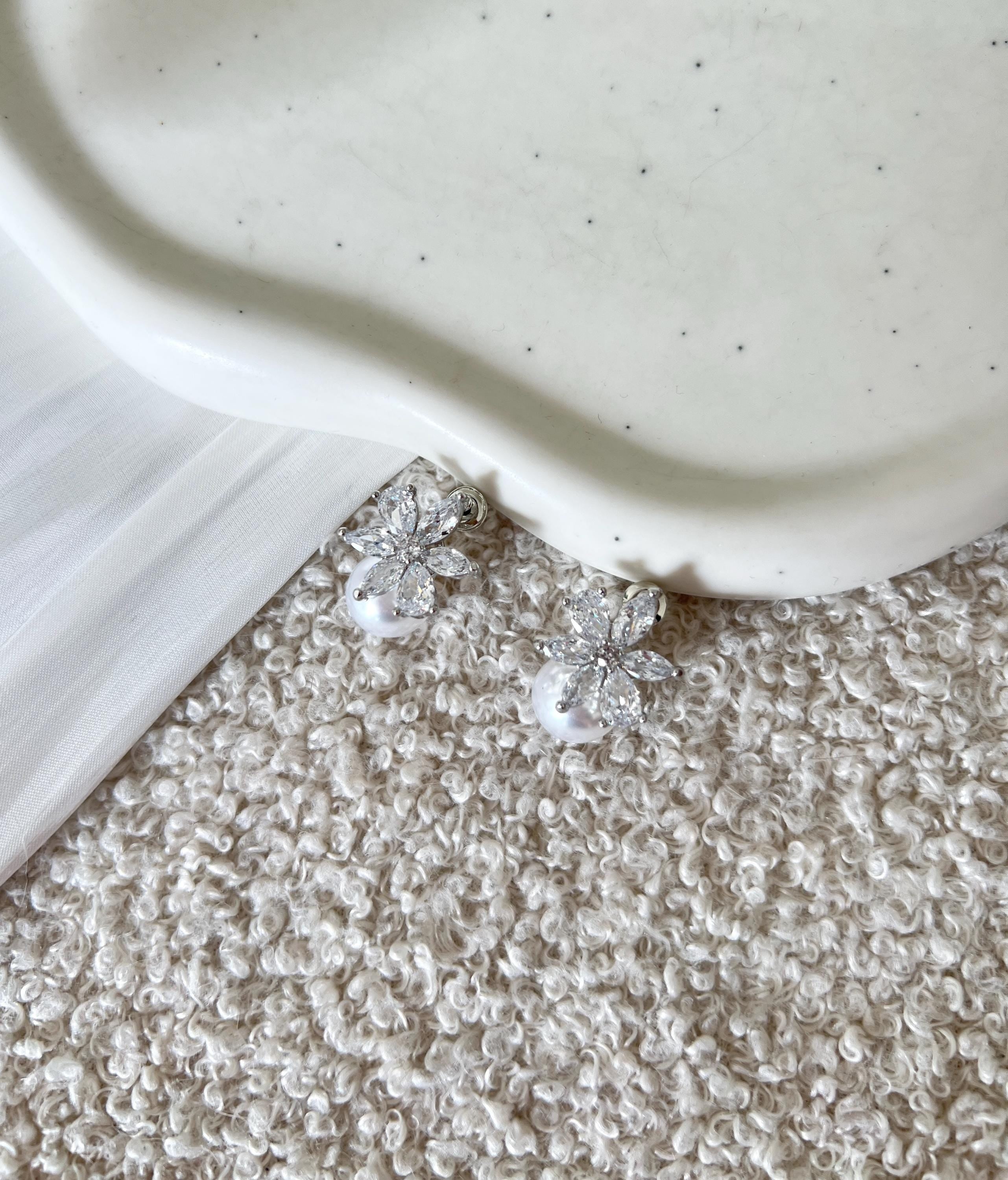 Perlenohrringe, Ohrstecker mit weißen Perlen, Silber, Blumen, Cubic Zirkonia Steine, funkelnde Ohrringe, Brautohrringe, Perlenschmuck, Braut, Brautschmuck, Hochzeit, Schmuck
