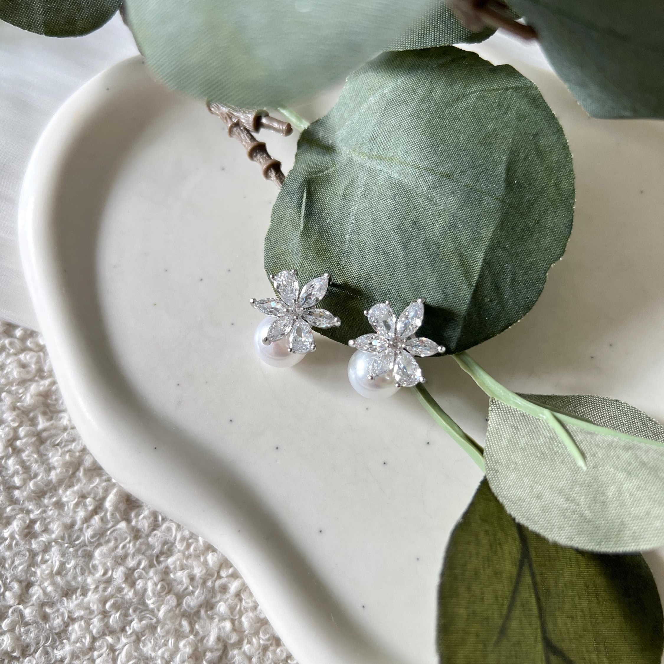 Perlenohrringe, Ohrstecker mit weißen Perlen, Silber, Blumen, Cubic Zirkonia Steine, funkelnde Ohrringe, Brautohrringe, Perlenschmuck, Braut, Brautschmuck, Hochzeit, Schmuck