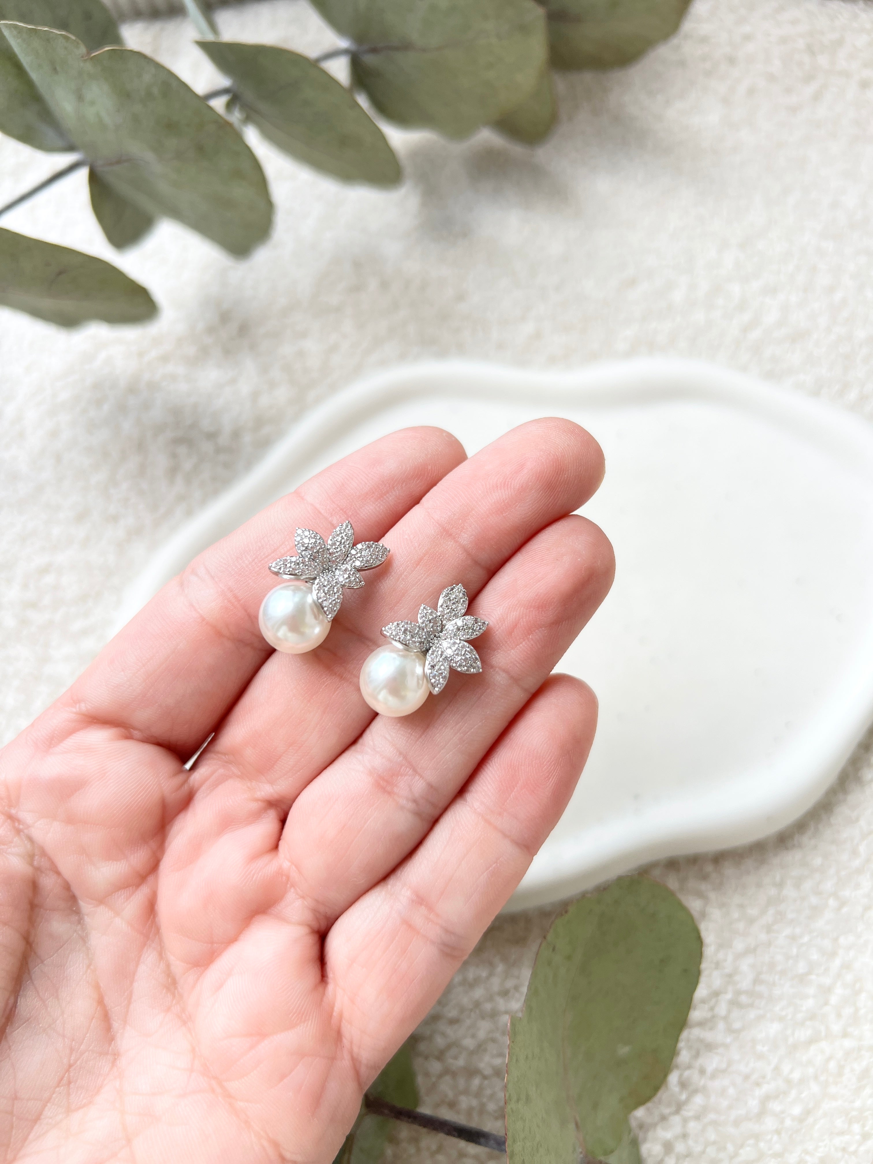 Feine Perlenohrstecker, weiße Perlen und glaenzende Blaetter mit zarten Strasssteinen, Brautohrstecker, hochwertige Brautohrringe, Standesamtlook, Geschenk fuer Sie, Schmuck Hochzeit, Brautschmuck, Weihnachtsgeschenk, Damenschmuck