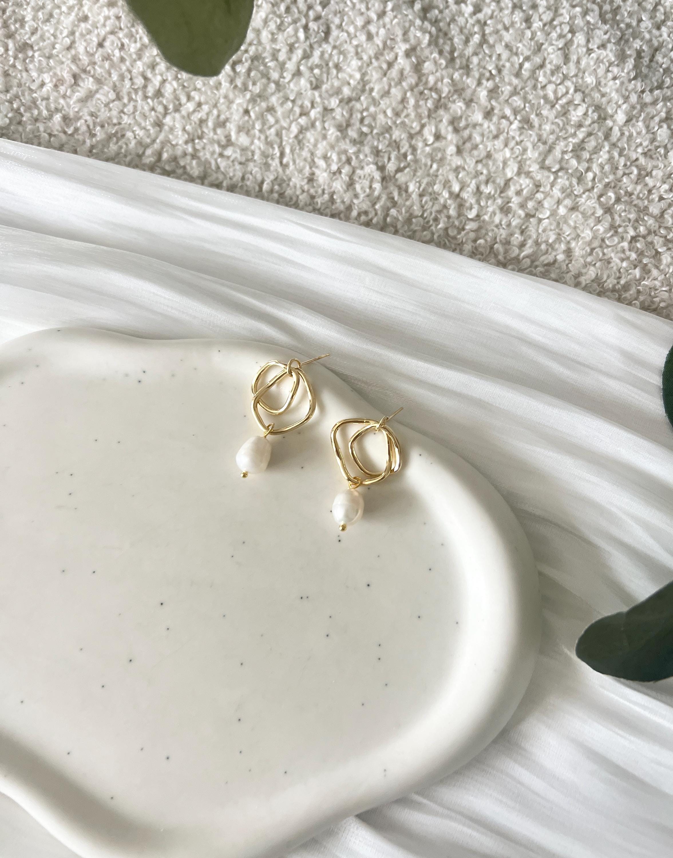 Perlenohrringe Braut, Gold, ovale Perlen, moderne Ohrstecker, elegante Ohrringe, geometrischer Brautschmuck, Brautohrringe, Schmuck Hochzeit