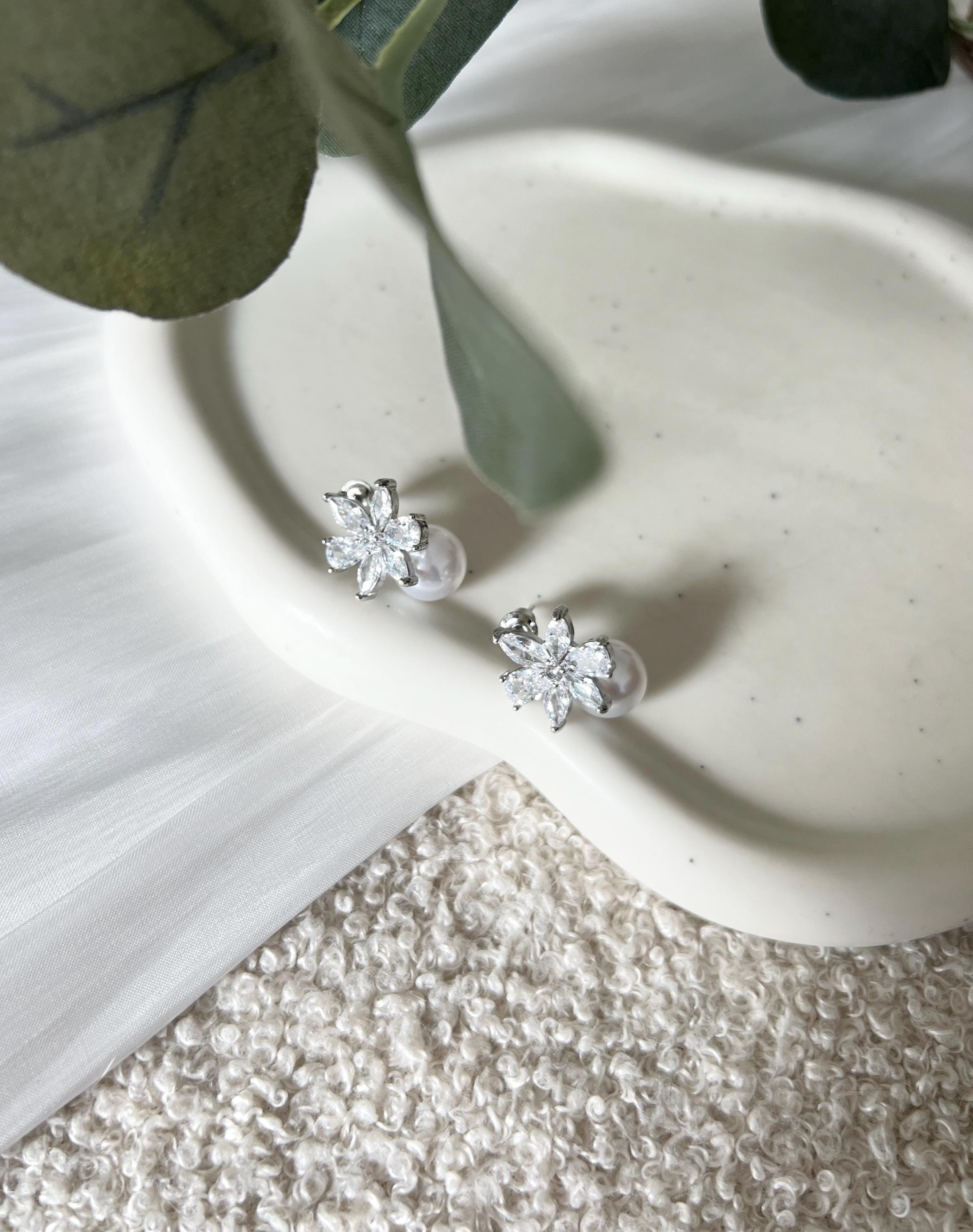 Perlenohrringe, Ohrstecker mit weißen Perlen, Silber, Blumen, Cubic Zirkonia Steine, funkelnde Ohrringe, Brautohrringe, Perlenschmuck, Braut, Brautschmuck, Hochzeit, Schmuck