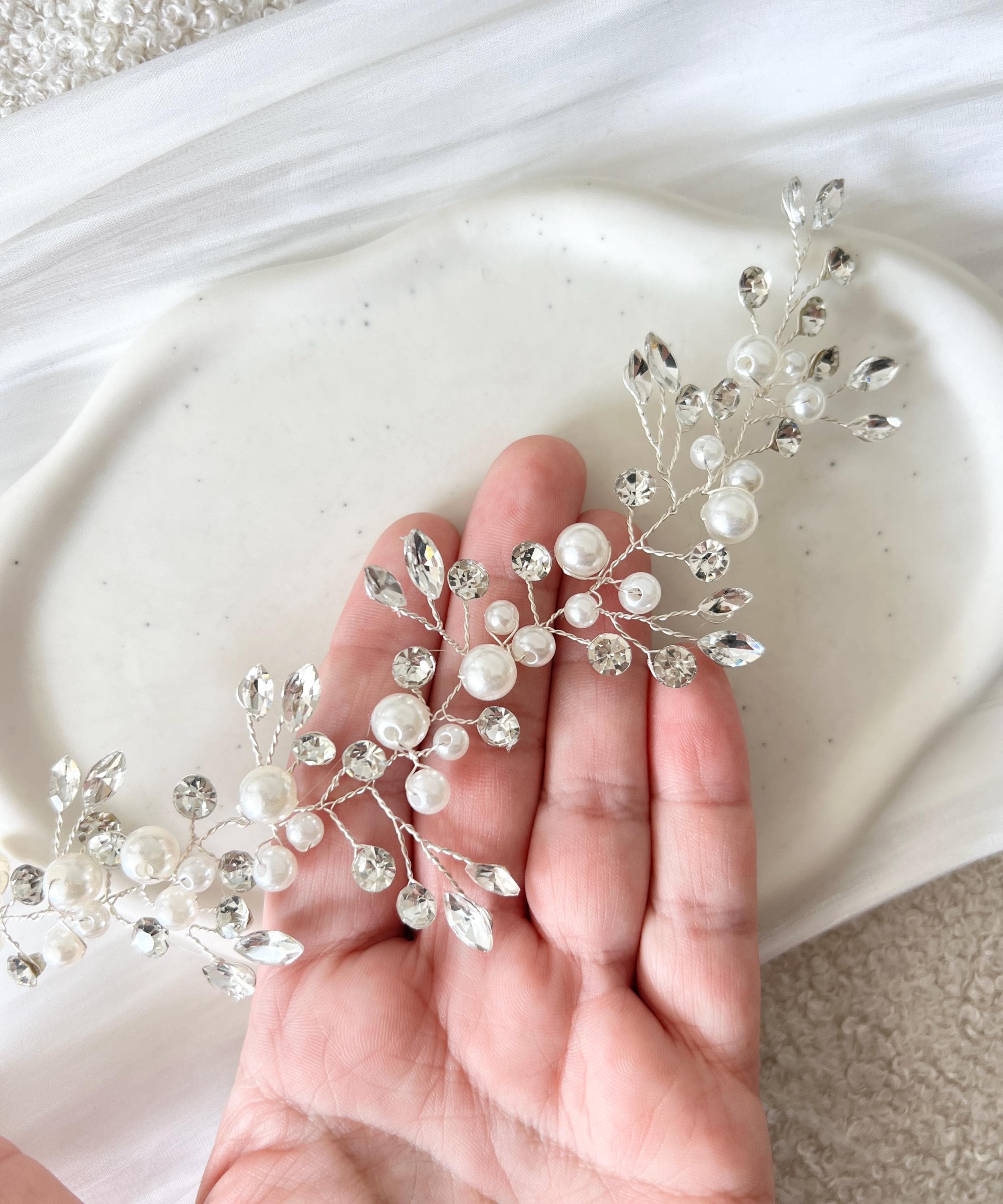 Haarschmuck fuer die Braut, Silber, Haarrebe mit funkelnden Strasssteinen und weissen feinen Perlen, Perlenschmuck, Brautschmuck, biegsamer Brauthaarschmuck, Haarband, Schmuck Hochzeit, Brautfrisur, Hochzeitsschmuck, Perlenhaarschmuck