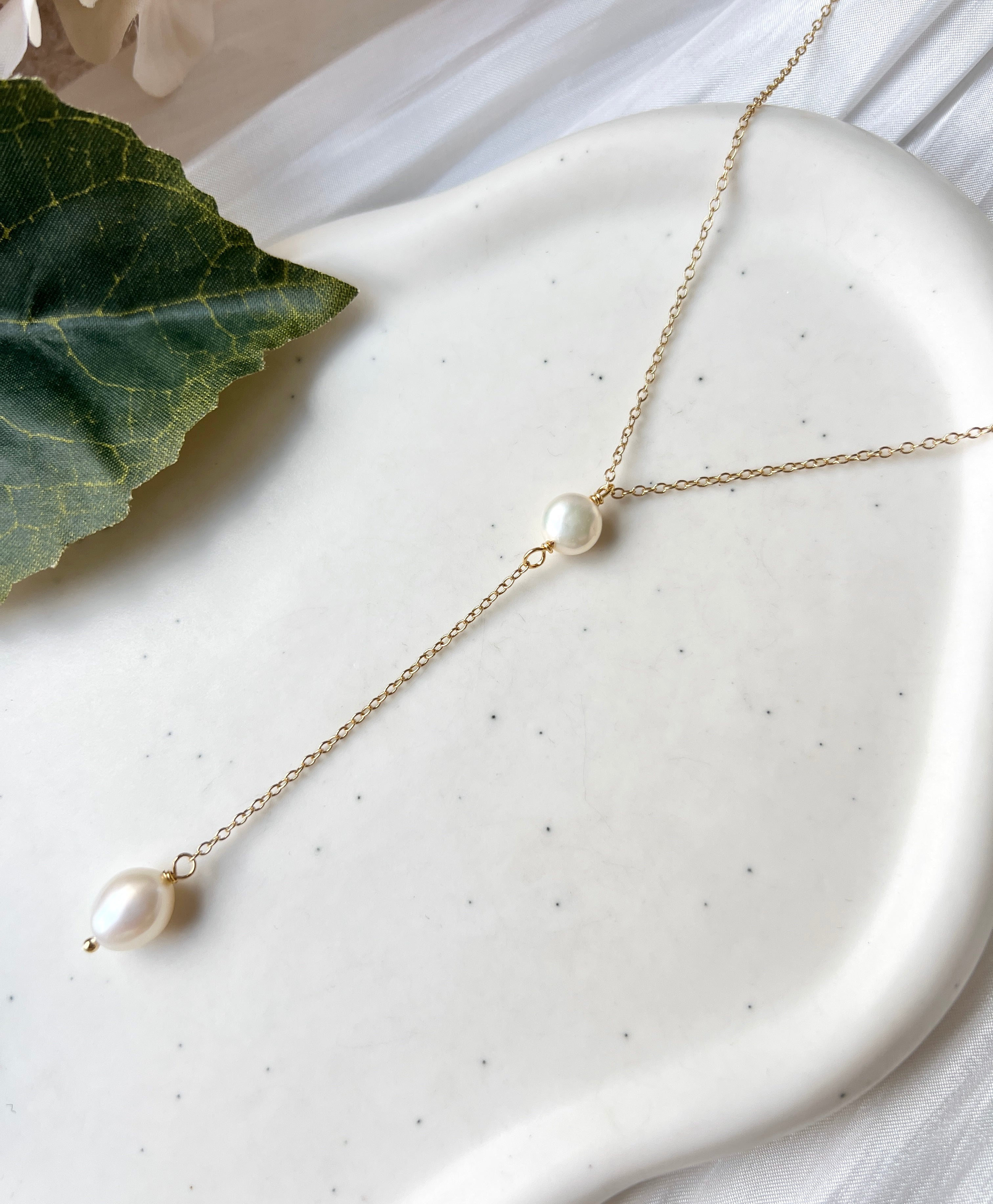 Halskette, Gold, weiße Perlen, Brautschmuck, Perlenschmuck, Kette mit Perlen, feine Perlenhalskette, Braut, Schmuckbluete