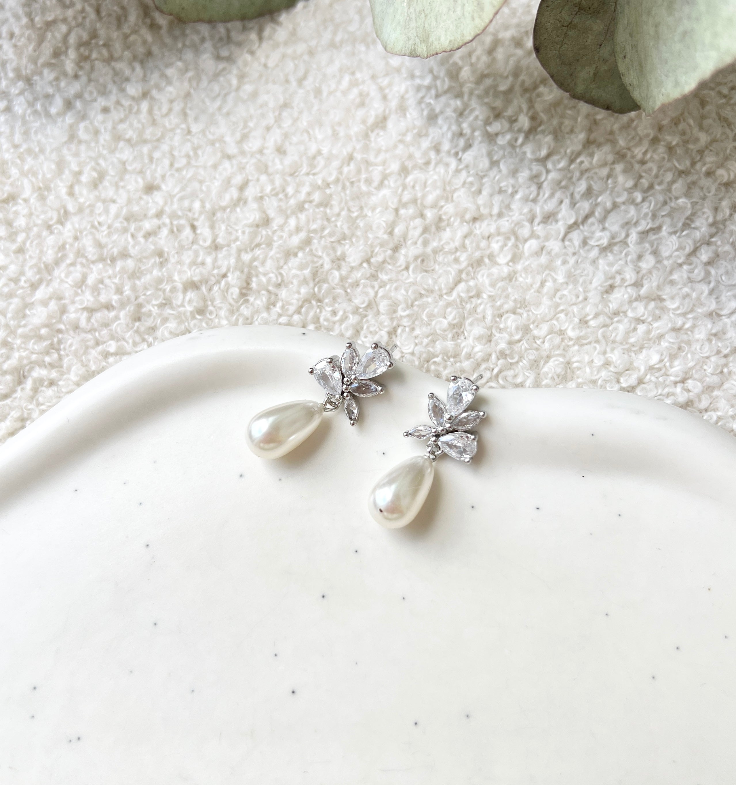 Perlenohrringe, Silber oder Gold, glänzende Ohrringe, Brautohrringe, funkelnde Ohrstecker, Brautschmuck, Schmuck für die Hochzeit