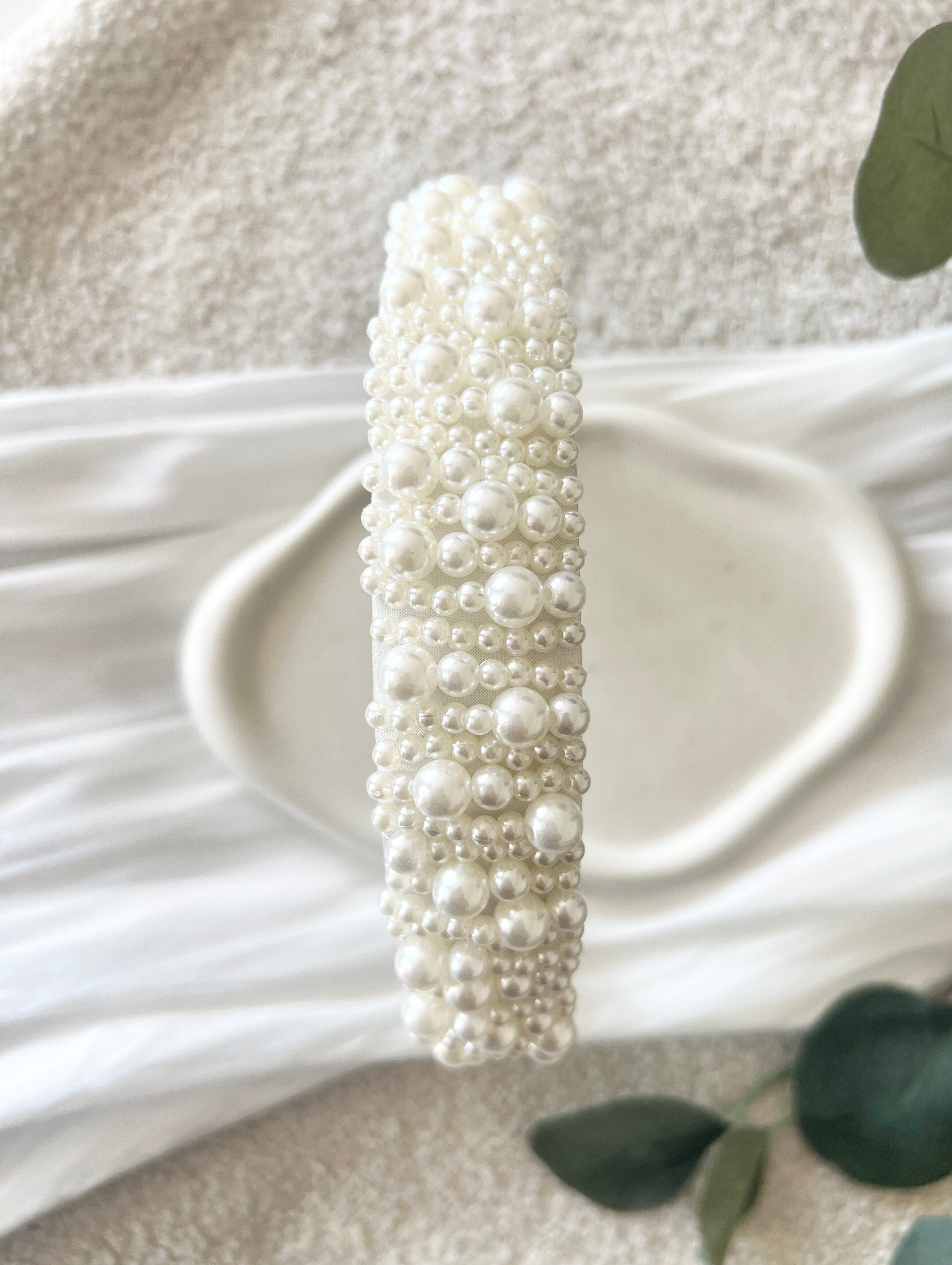 Brauthaarreif, Perlen, Weiß, Haarreif mit weißen Perlen, Perlenschmuck, Brautschmuck, Brauthaarschmuck für das Standesamt, modern, Hochzeit, Schmuckbluete