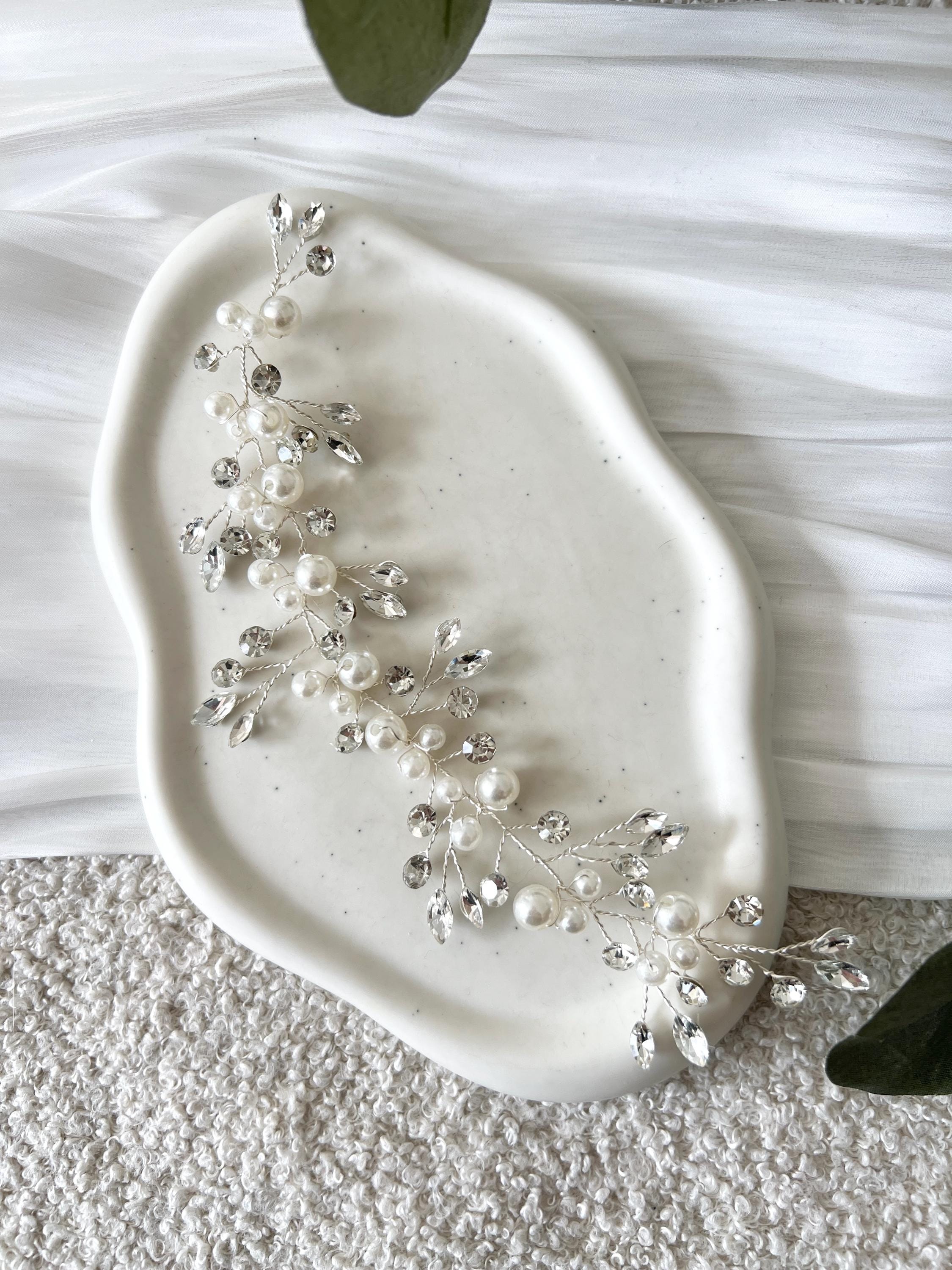 Haarschmuck fuer die Braut, Silber, Haarrebe mit funkelnden Strasssteinen und weissen feinen Perlen, Perlenschmuck, Brautschmuck, biegsamer Brauthaarschmuck, Haarband, Schmuck Hochzeit, Brautfrisur, Hochzeitsschmuck, Perlenhaarschmuck