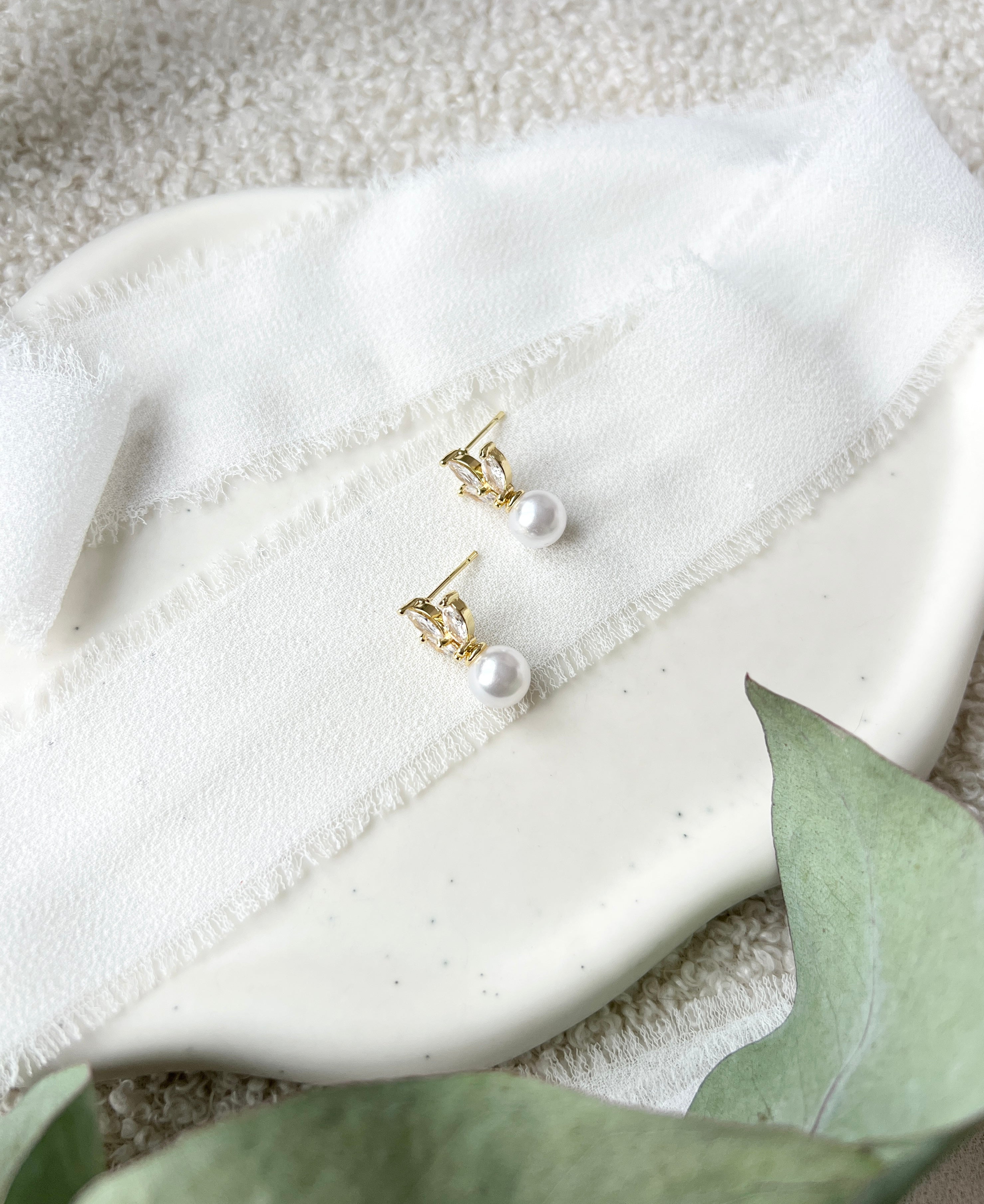 Feine Ohrstecker, Perlenohrringe fuer die Braut, Gold, goldene Brautohrringe, eleganter Brautschmuck, Ohrringe, Perlenschmuck, Brautmode, Weddinginspiration, Bride to be, Hochzeit, hochwertiger Hochzeitsschmuck, Brautjungfer, Trauzeugin, Geschenk für Sie, Damenschmuck, Schmuck fuer Frauen, Valentinstag, Geburtstagsgeschenk