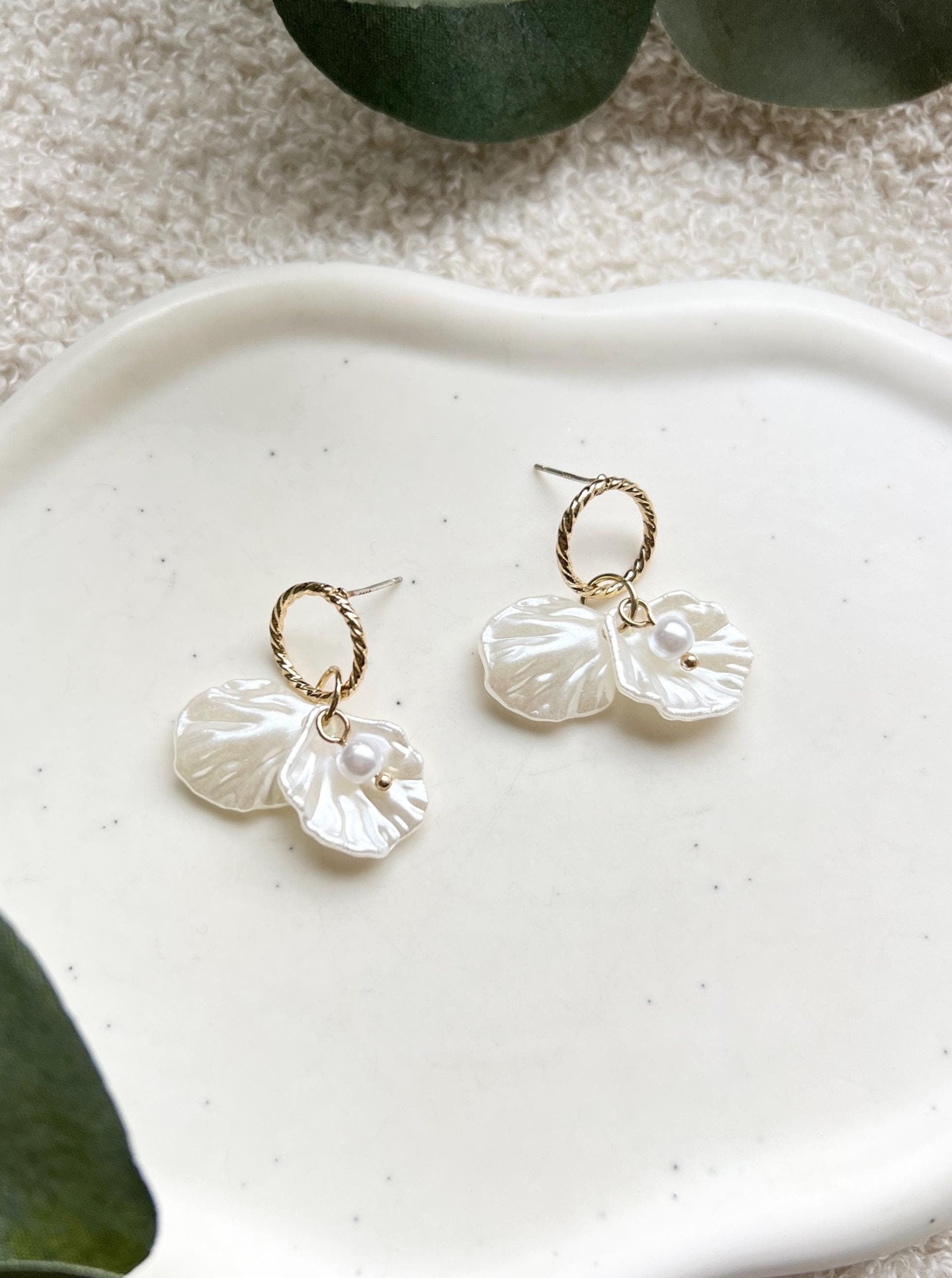 Ohrringe Braut, Hängeohrringe Blätter, Perlmuttoptik, Ohrstecker weiße Perle, Brautjungfer Schmuck Hochzeit, Trauzeugin Ohrschmuck, moderne Brautohrringe Standesamt