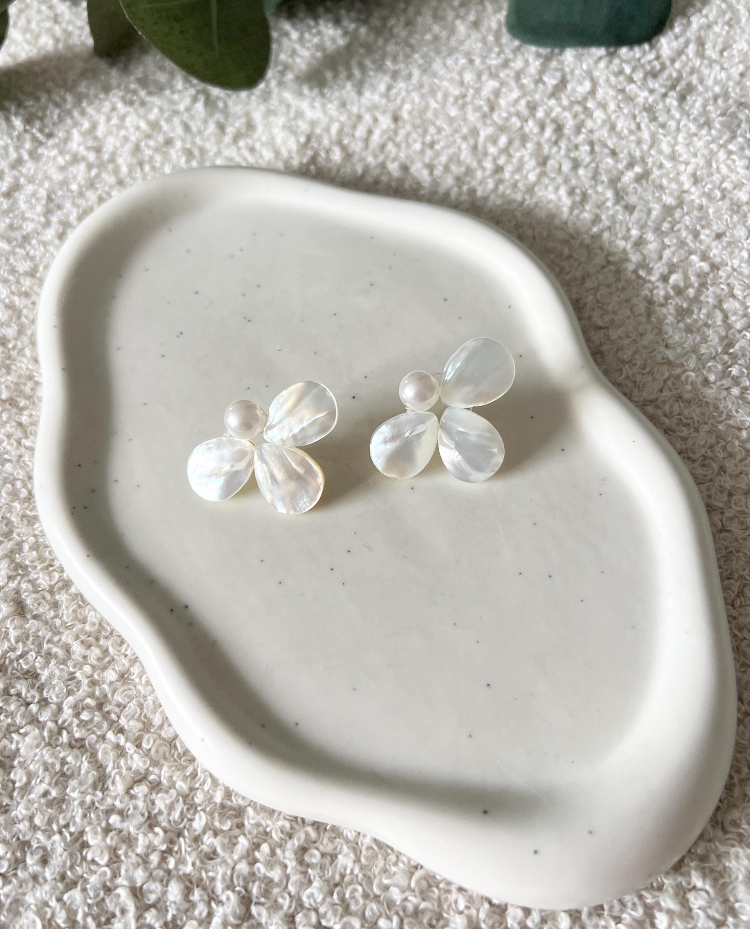 Ohrringe, weisse Ohrstecker, große Brautohrringe, Perlmutt Blätter, feiner Brautschmuck, Schmuck Hochzeit, Blütenohrringe, moderne Ohrstecker, Standesamt, Perlenschmuck, Perlenohrringe