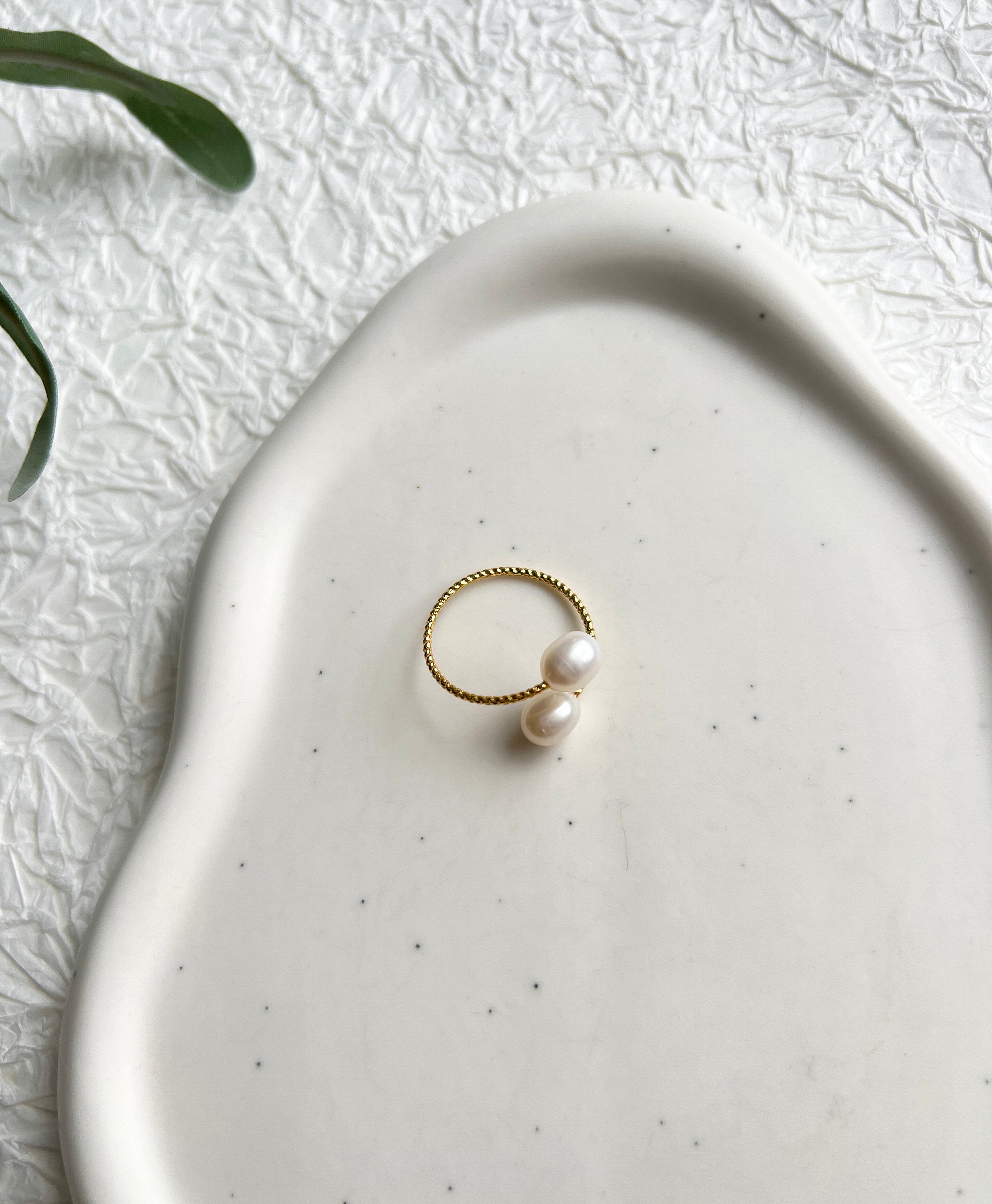 Ring, Gold, feine weiße Perlen, gedrehter Fingerschmuck, offen, verstellbar filigraner Fingerring,-Ringe-Schmuckblüte