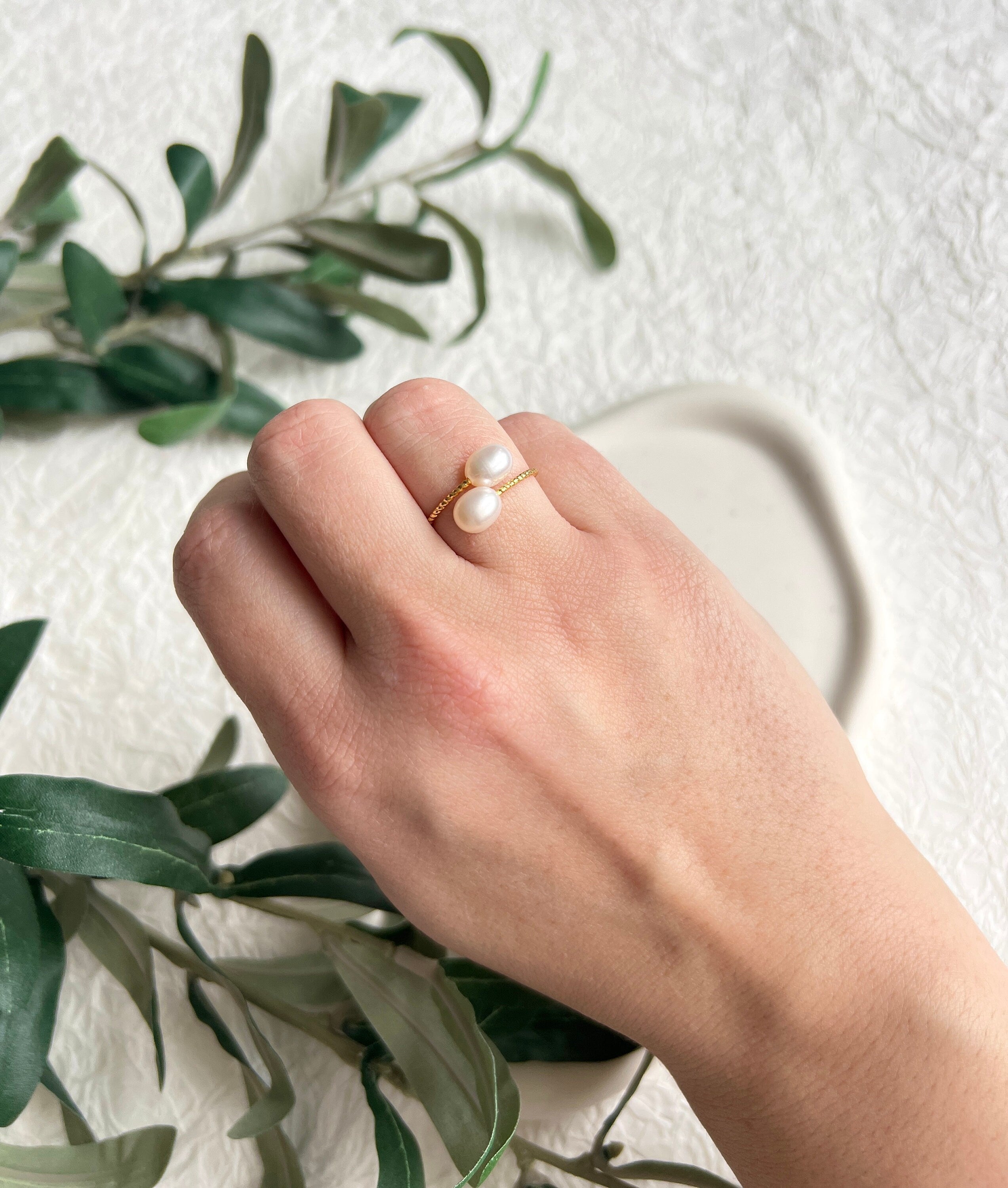 Ring, Gold, feine weiße Perlen, gedrehter Fingerschmuck, offen, verstellbar filigraner Fingerring,-Ringe-Schmuckblüte