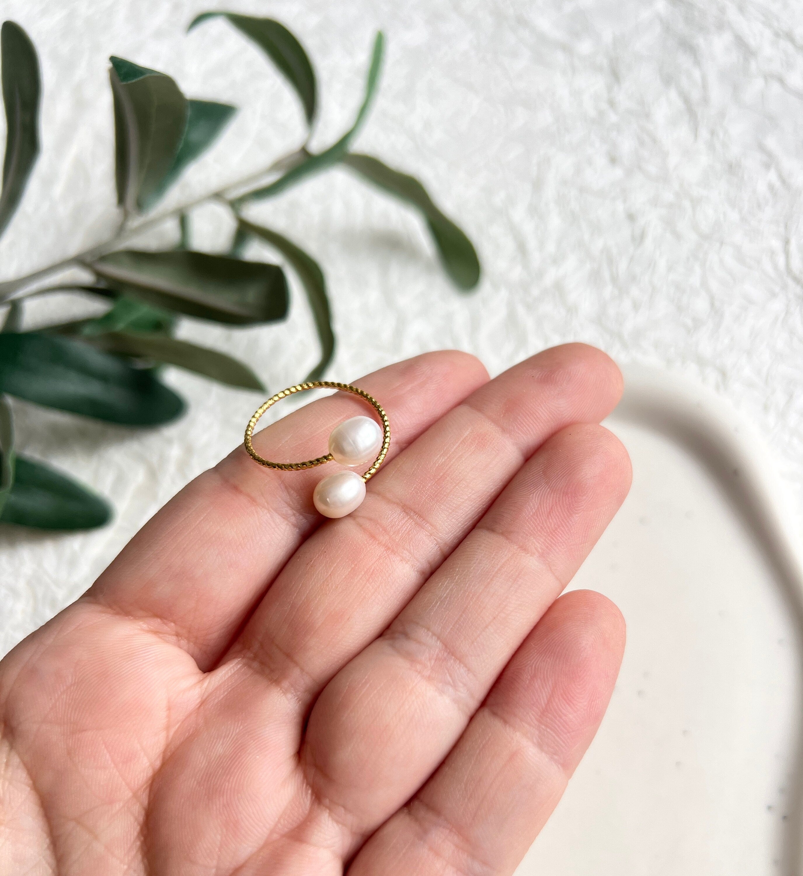 Ring, Gold, feine weiße Perlen, gedrehter Fingerschmuck, offen, verstellbar filigraner Fingerring,-Ringe-Schmuckblüte