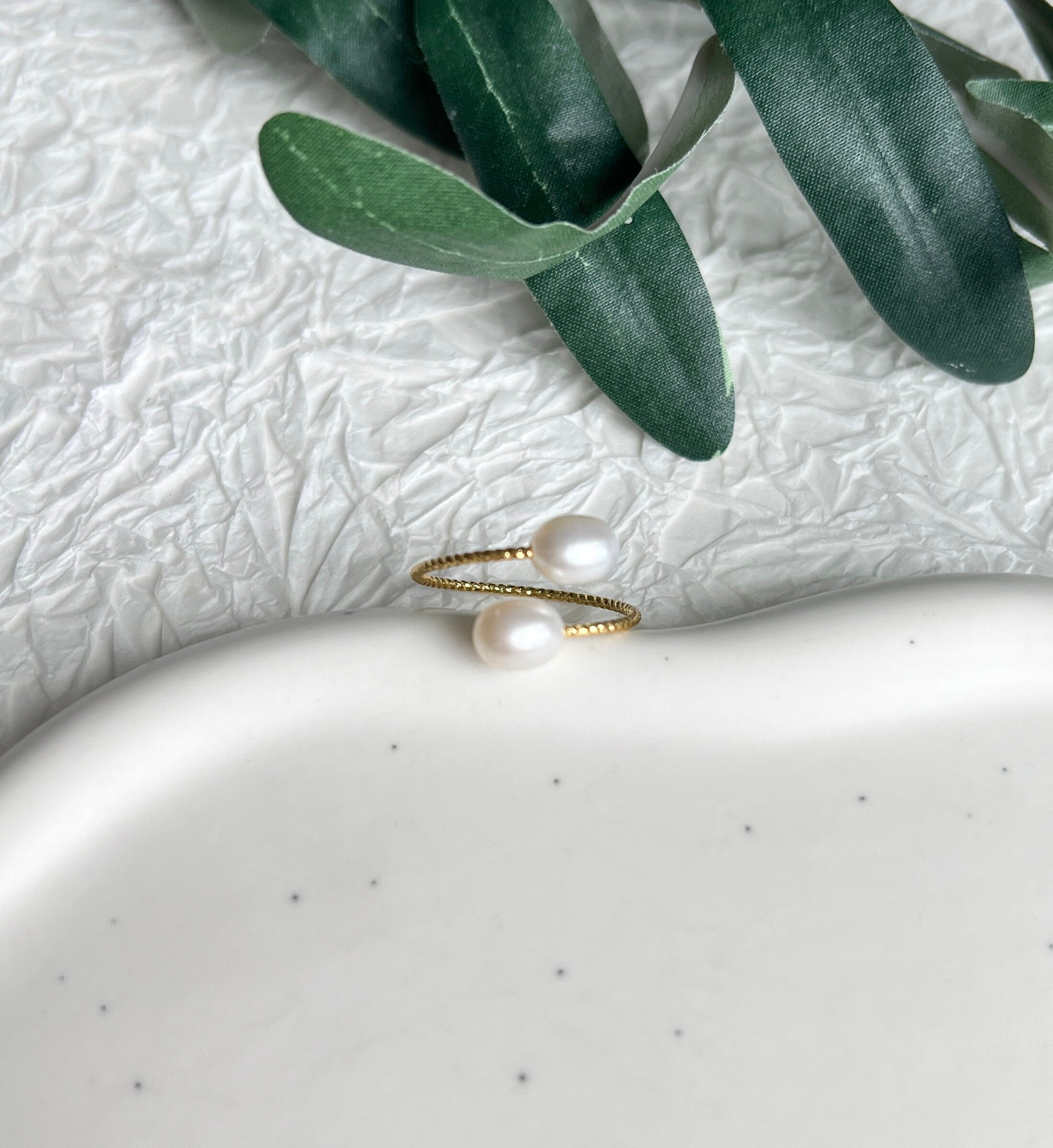 Ring, Gold, feine weiße Perlen, gedrehter Fingerschmuck, offen, verstellbar filigraner Fingerring,-Ringe-Schmuckblüte