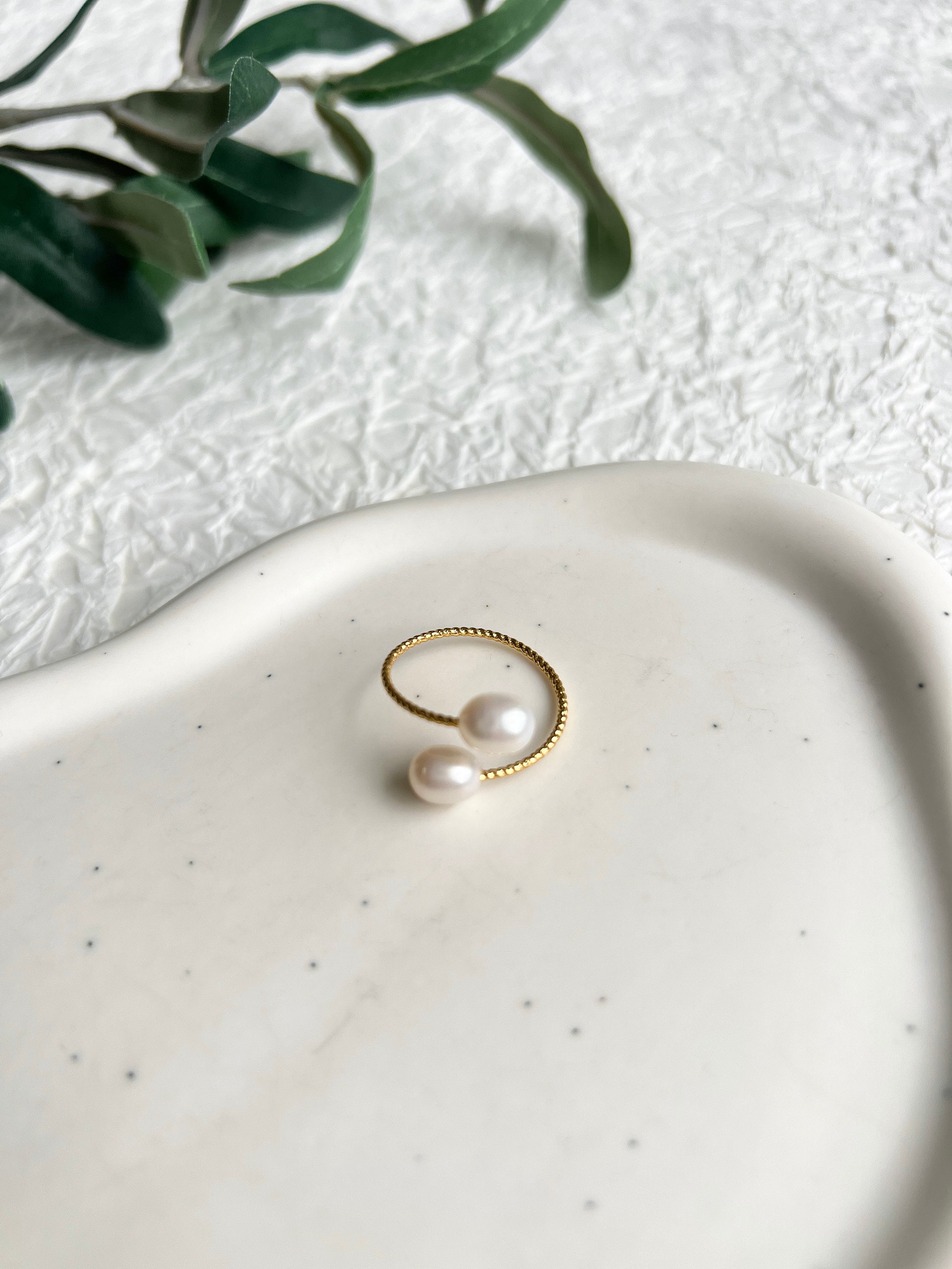Ring, Gold, feine weiße Perlen, gedrehter Fingerschmuck, offen, verstellbar filigraner Fingerring,-Ringe-Schmuckblüte