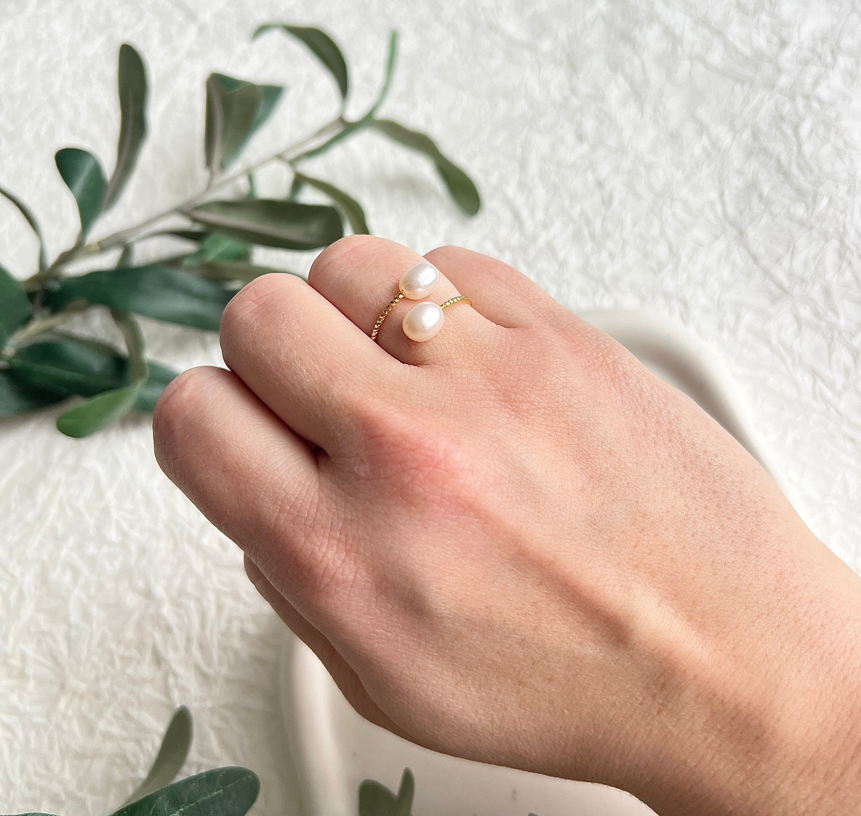 Ring, Gold, feine weiße Perlen, gedrehter Fingerschmuck, offen, verstellbar filigraner Fingerring,-Ringe-Schmuckblüte