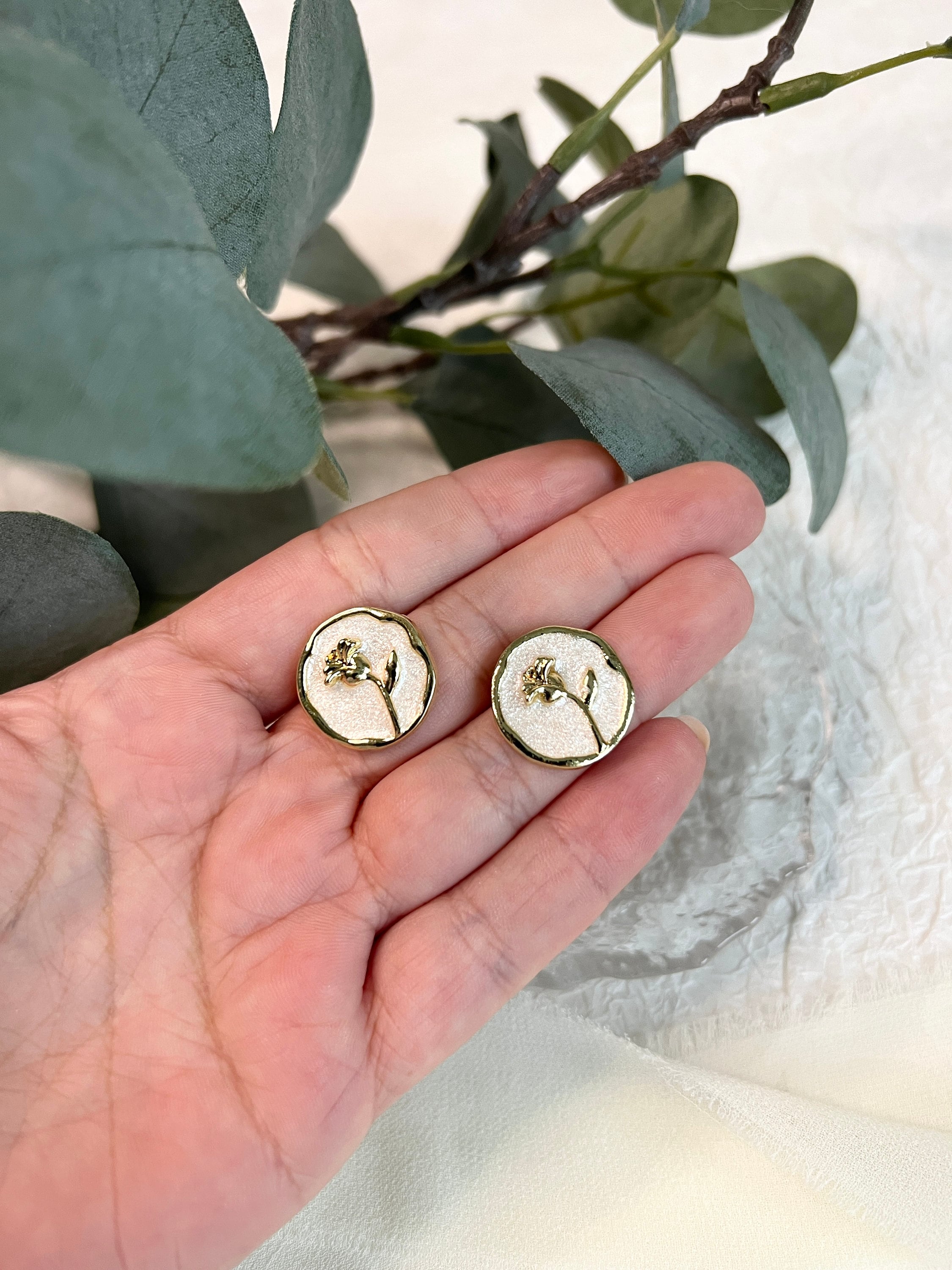 Runde Ohrstecker, helles Gold und Weiß, Blume, Glitzer, Goldschmuck Ohrringe, floral, Hochzeit,-Ohrringe-Schmuckblüte