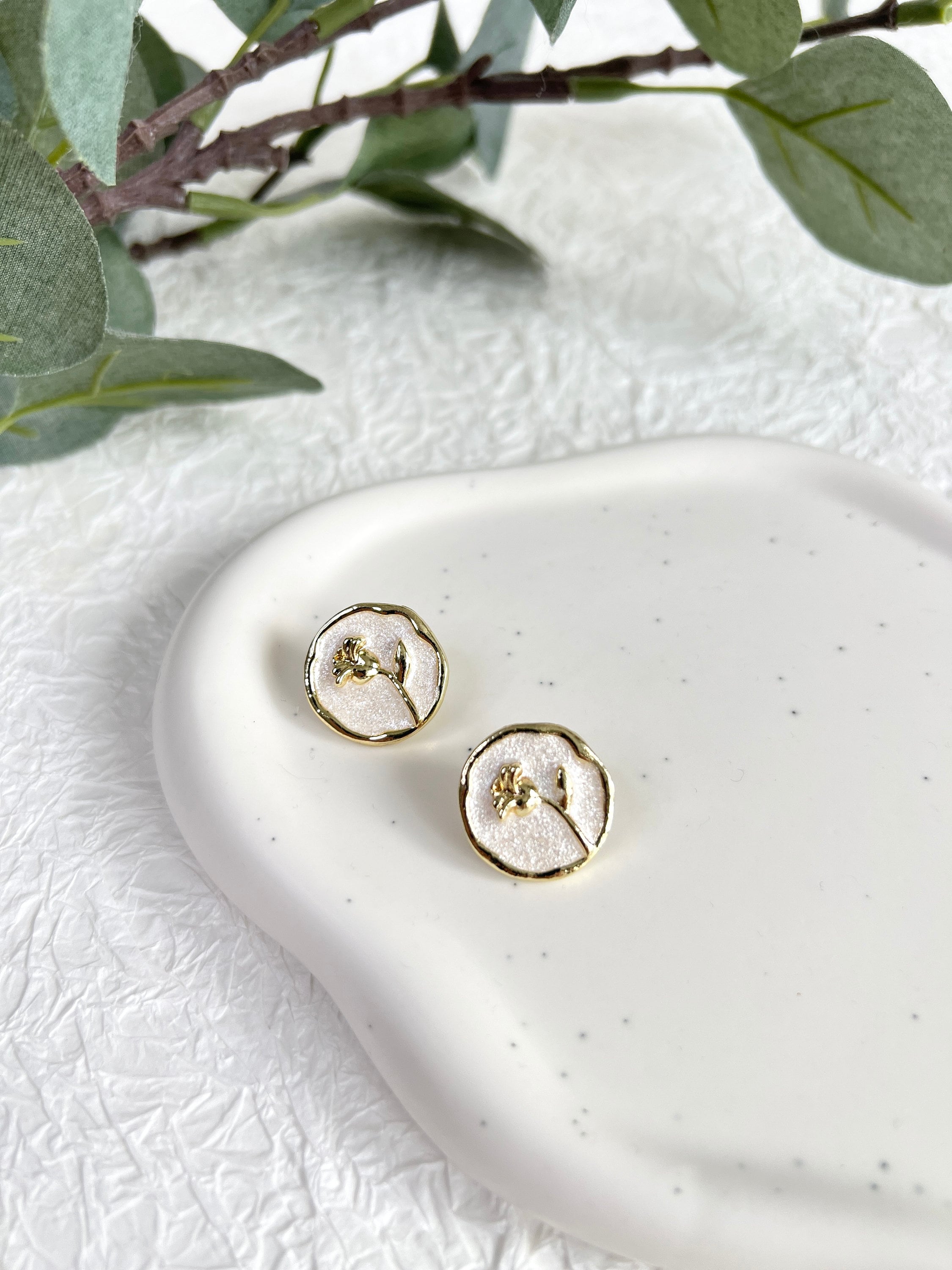 Runde Ohrstecker, helles Gold und Weiß, Blume, Glitzer, Goldschmuck Ohrringe, floral, Hochzeit,-Ohrringe-Schmuckblüte