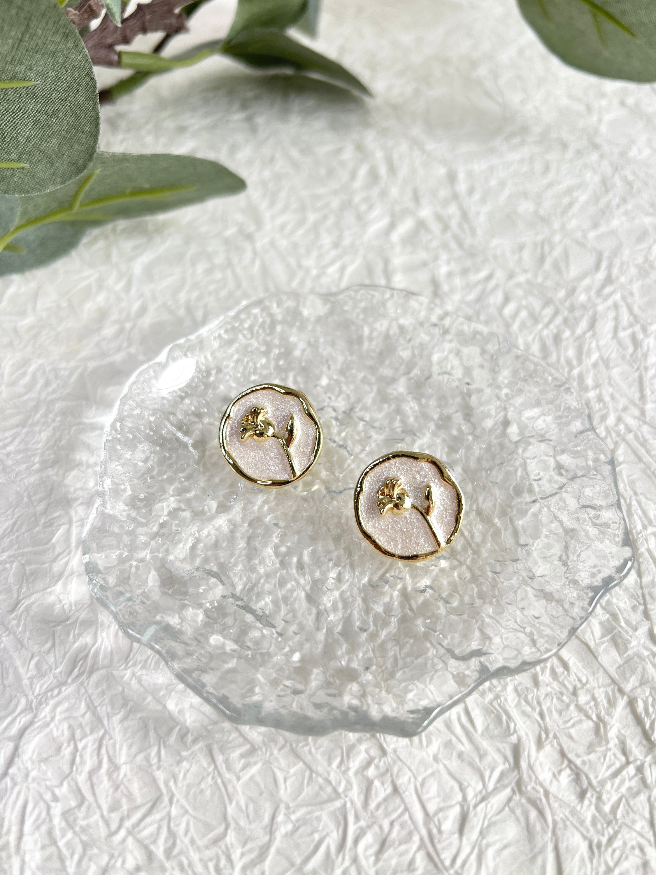 Runde Ohrstecker, helles Gold und Weiß, Blume, Glitzer, Goldschmuck Ohrringe, floral, Hochzeit,-Ohrringe-Schmuckblüte