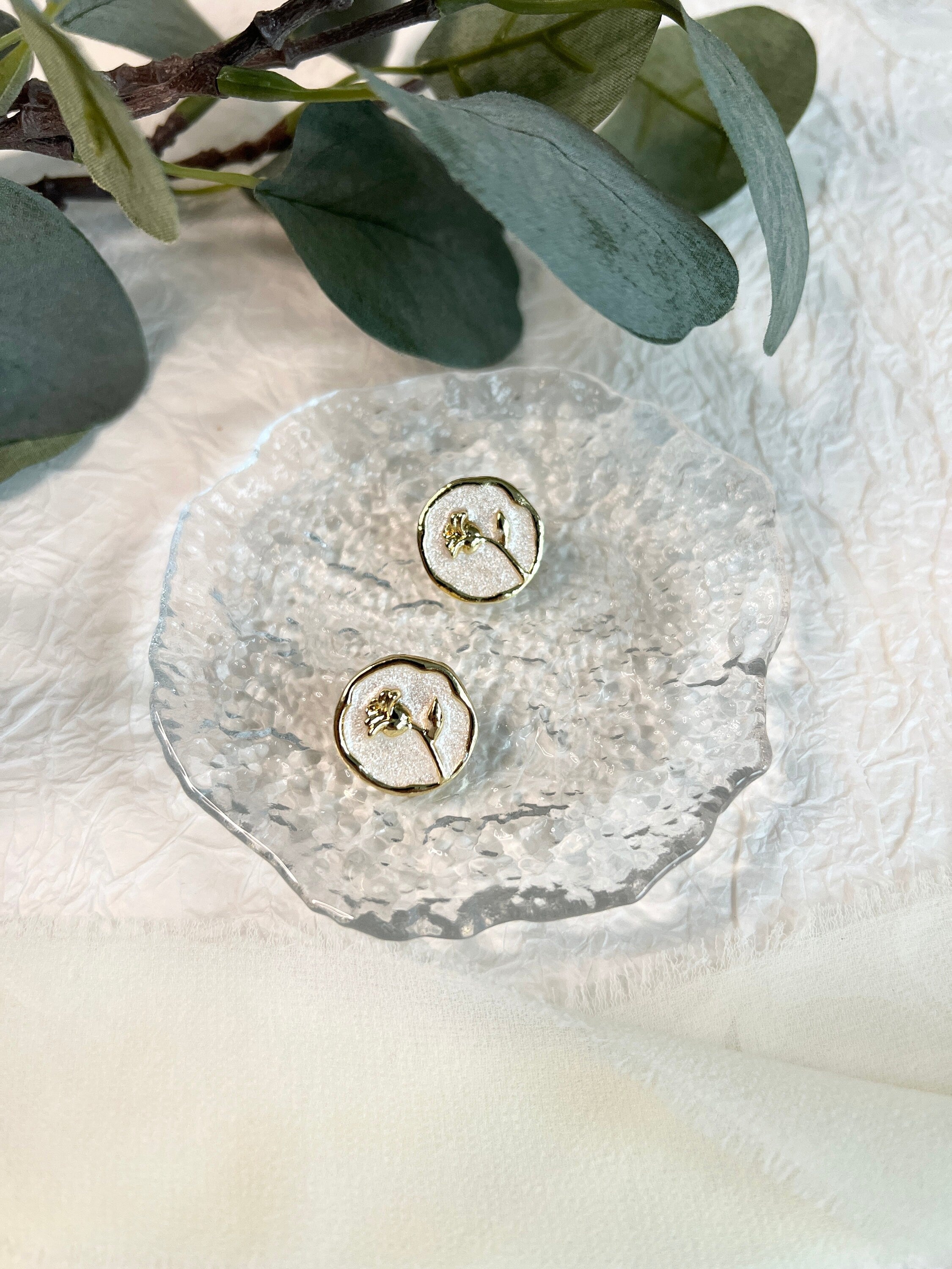 Runde Ohrstecker, helles Gold und Weiß, Blume, Glitzer, Goldschmuck Ohrringe, floral, Hochzeit,-Ohrringe-Schmuckblüte