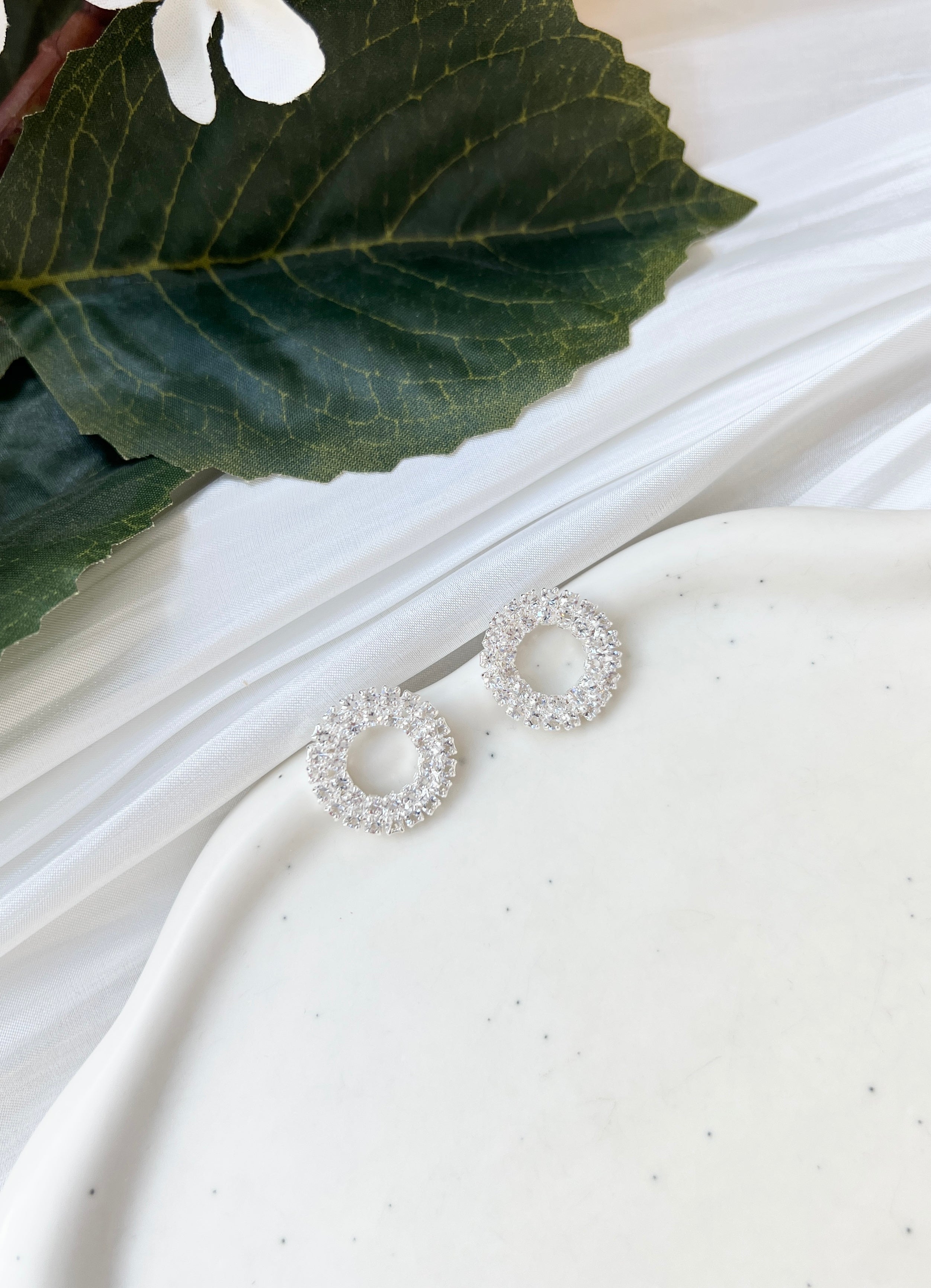 Feine Ohrstecker, silberne Brautohrringe, Silber, Rund, Strasssteine, hochwertiger Brautschmuck, elegante Ohrringe, glaenzender Schmuck, Hochzeitsschmuck, Runde Form, Geschenk fuer Sie, feiner Damenschmuck, Geburtstagsgeschenk, Standesamtlook, Weddinginspiration, Bridalinspo