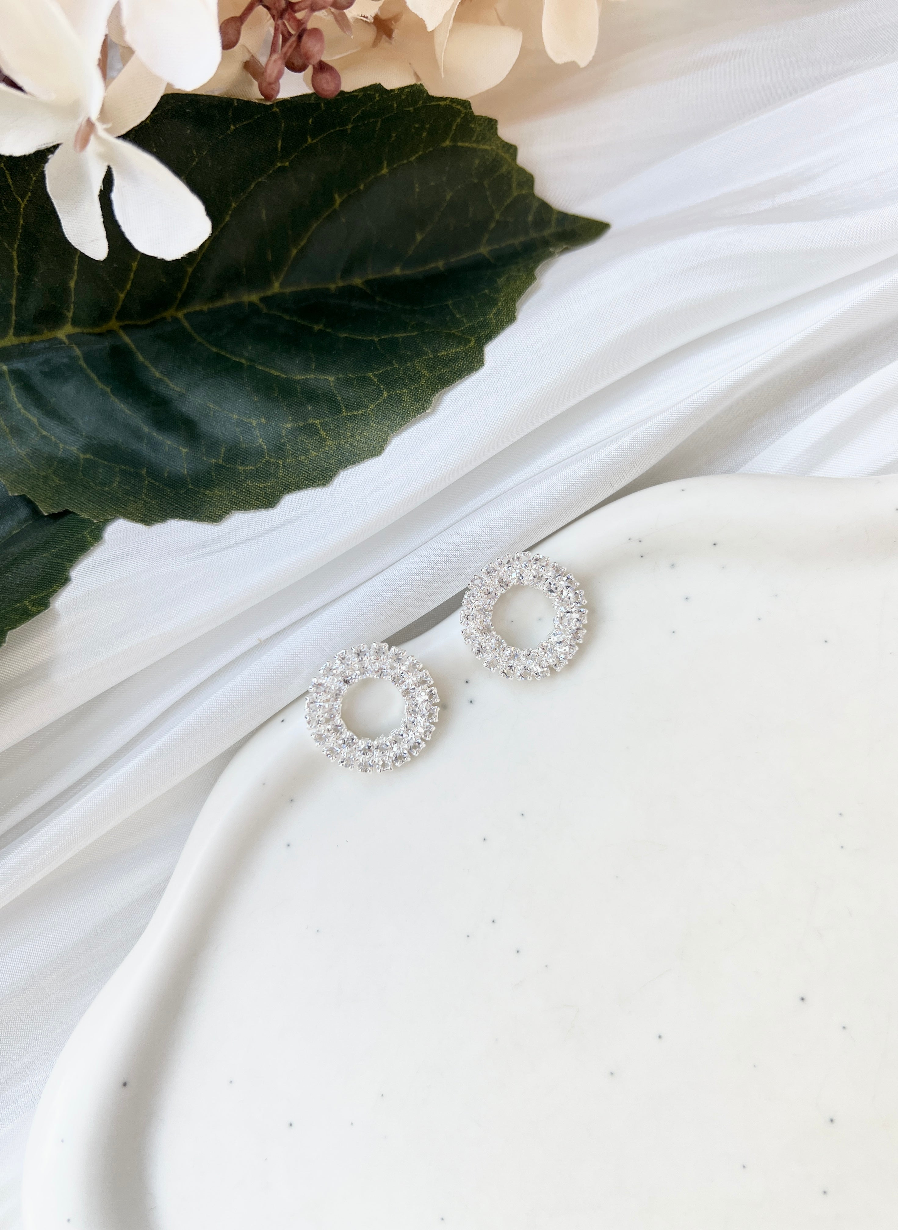 Feine Ohrstecker, silberne Brautohrringe, Silber, Rund, Strasssteine, hochwertiger Brautschmuck, elegante Ohrringe, glaenzender Schmuck, Hochzeitsschmuck, Runde Form, Geschenk fuer Sie, feiner Damenschmuck, Geburtstagsgeschenk, Standesamtlook, Weddinginspiration, Bridalinspo