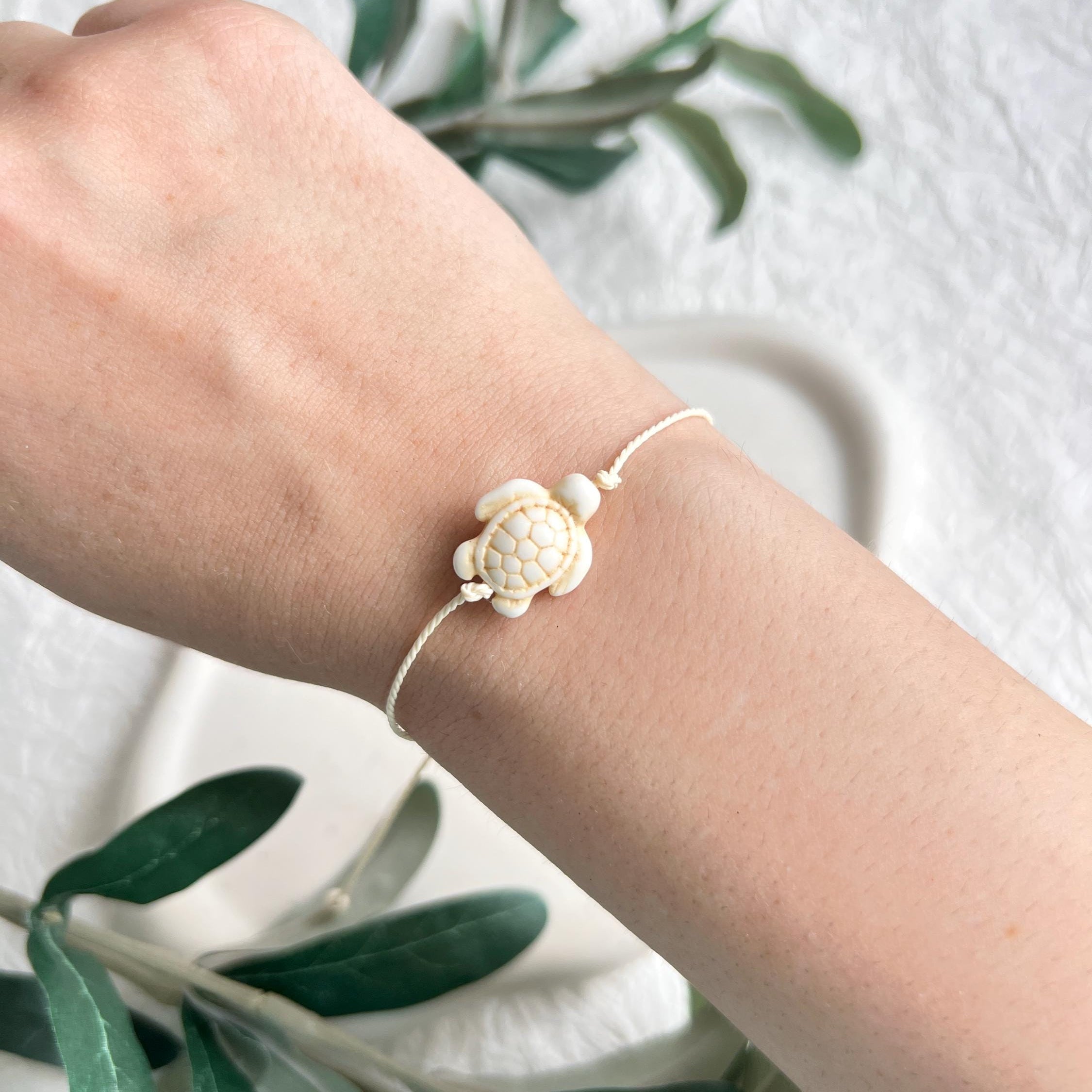 Armbandschildkröte, Schmucktier, Armband Freundin, Freundschaftsarmband, Armschmuck, beige, verstellbar, Surferarmband, Geschenk für Sie