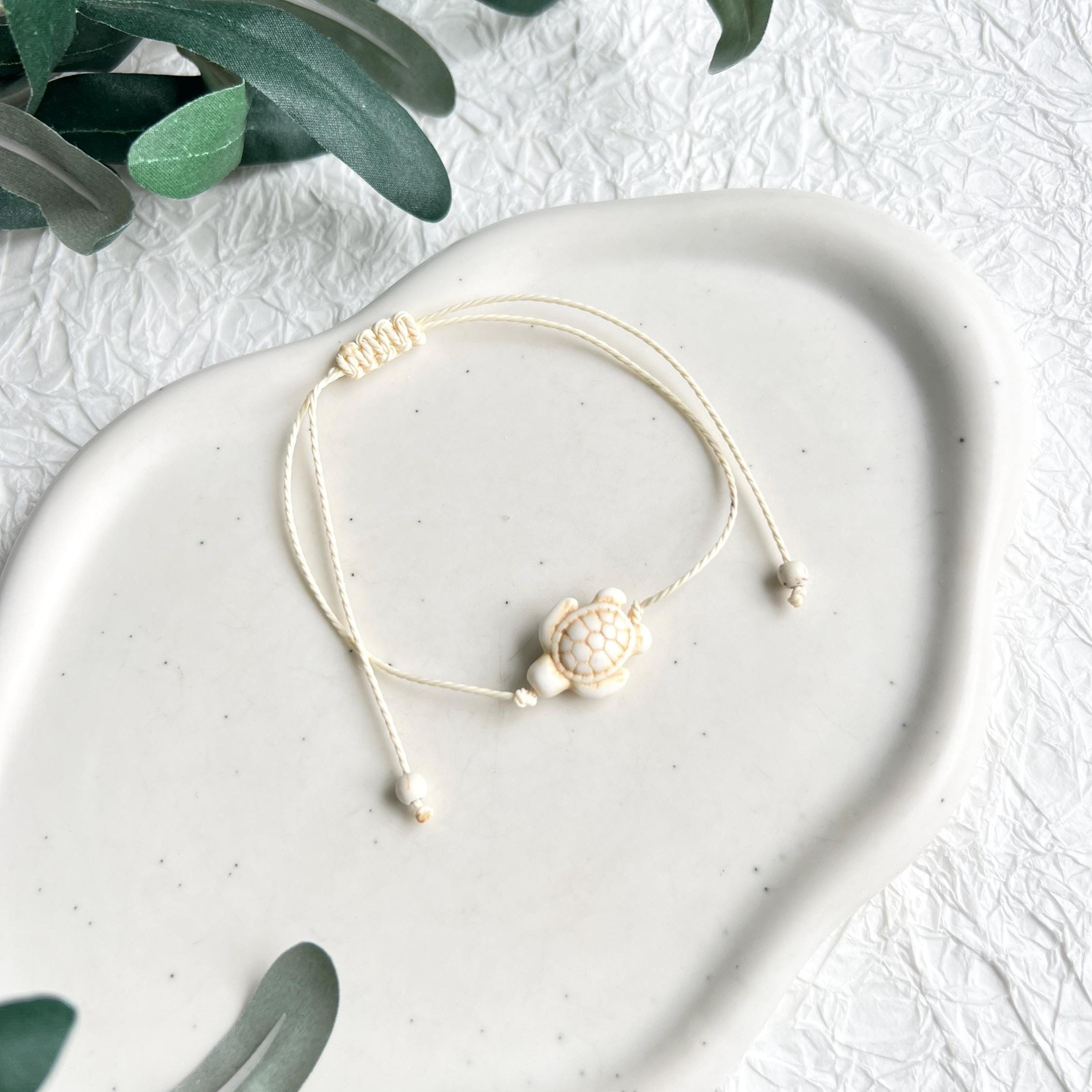 Armbandschildkröte, Schmucktier, Armband Freundin, Freundschaftsarmband, Armschmuck, beige, verstellbar, Surferarmband, Geschenk für Sie
