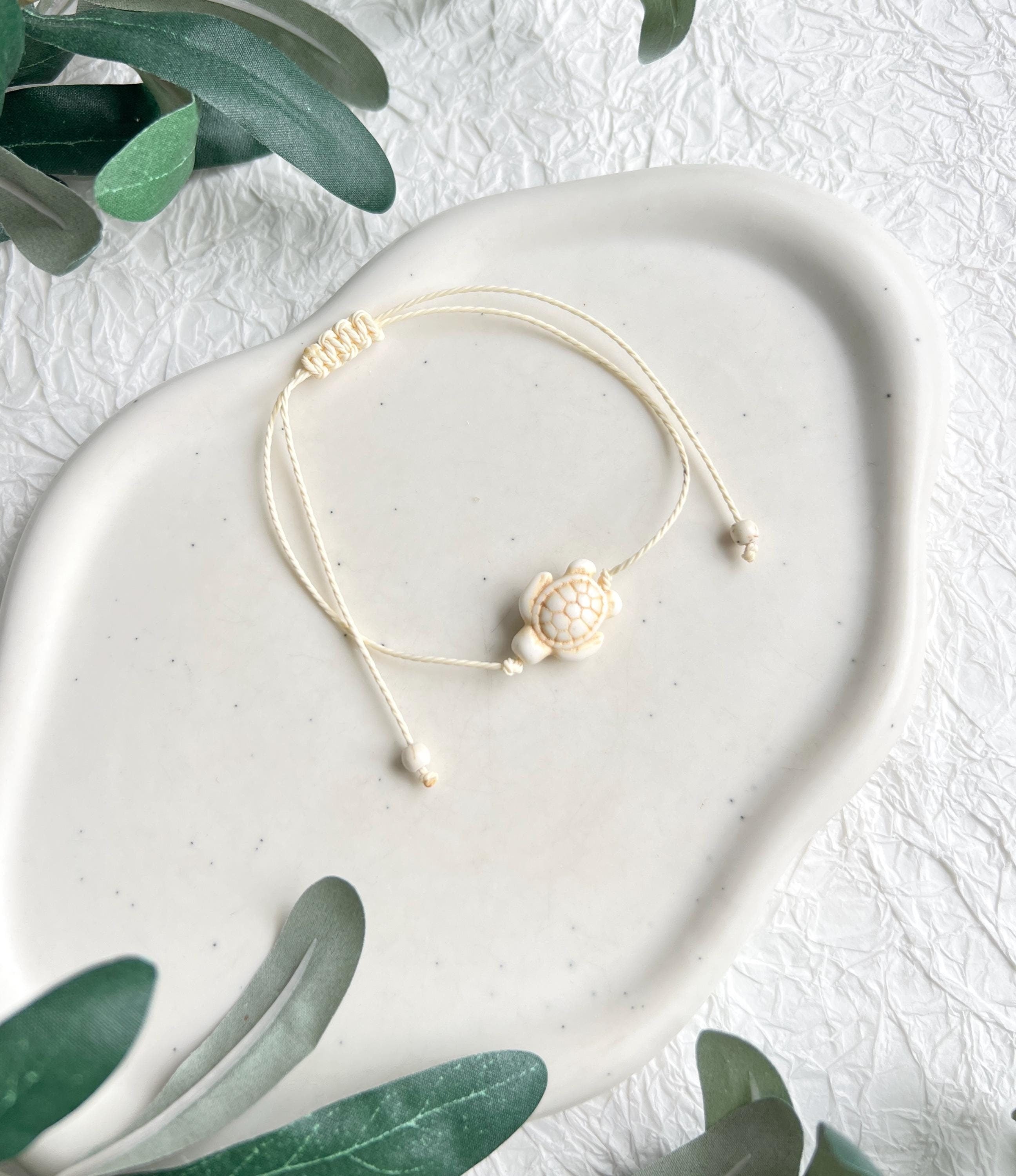 Armbandschildkröte, Schmucktier, Armband Freundin, Freundschaftsarmband, Armschmuck, beige, verstellbar, Surferarmband, Geschenk für Sie