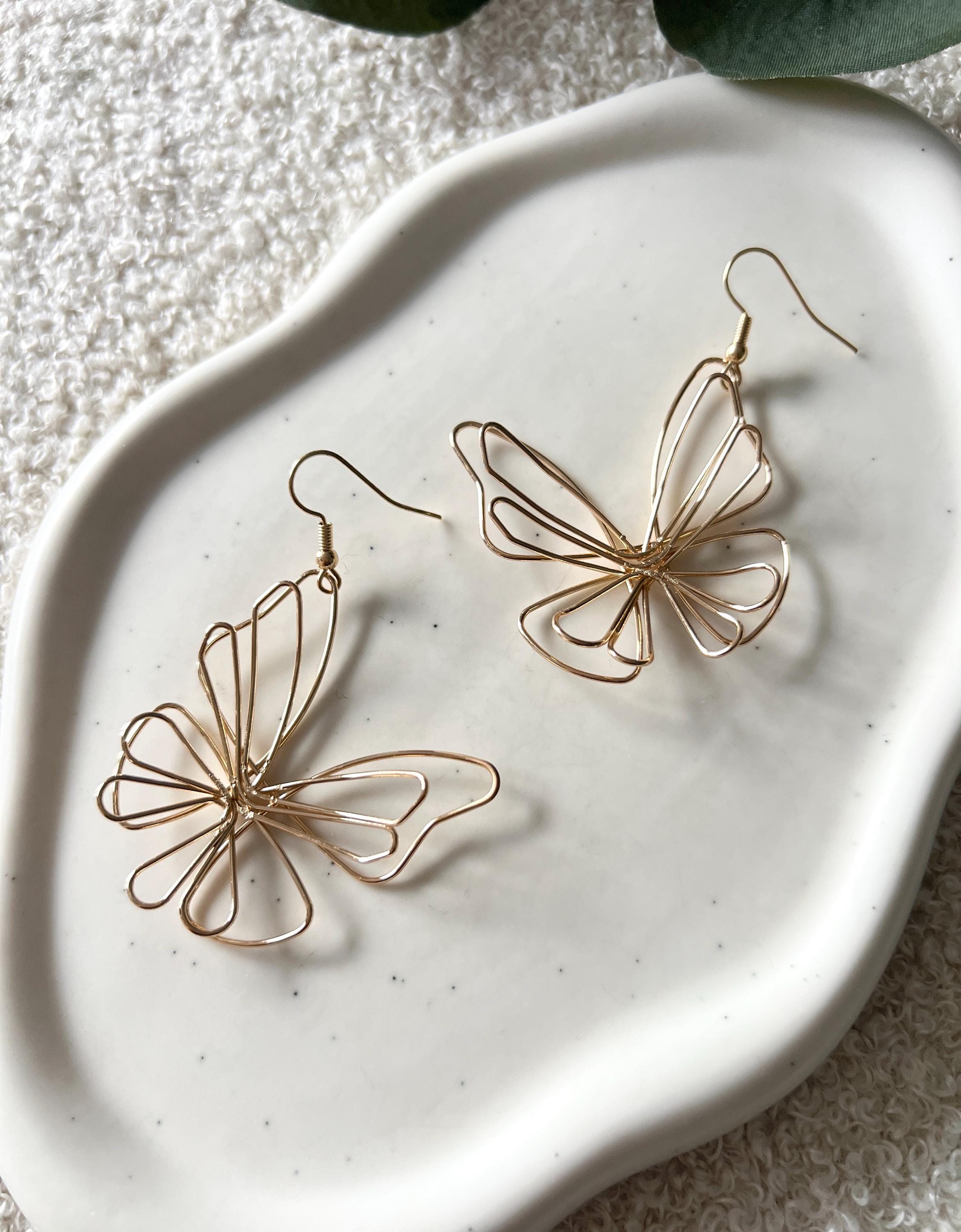 Hängeohrringe Braut, Gold, Schmuck Hochzeit, Ohrringe Schmetterling, goldener Draht, Hochzeitsschmuck, Brautjungfer, Ohrschmuck Standesamt, moderne Brautohrringe, feiner Brautschmuck