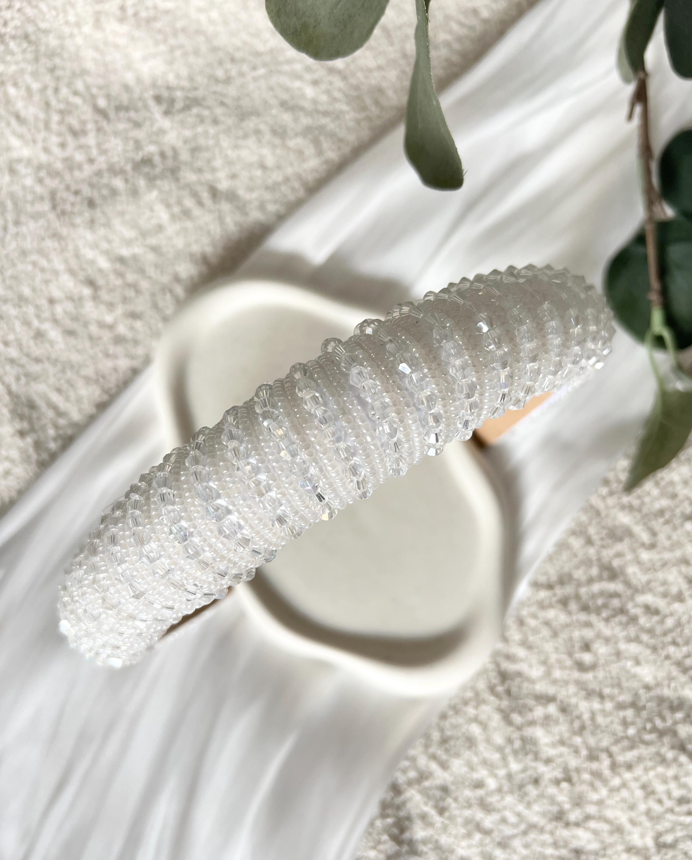 Eleganter breiter Perlenhaarreif, Haarreif mit feinen zarten Perlen, weiße und transparente Perlen, glänzender Brauthaarschmuck, Haarschmuck für die Hochzeit, Standesamt, moderner Perlenschmuck, Brautfrisur, Schmuck, Braut