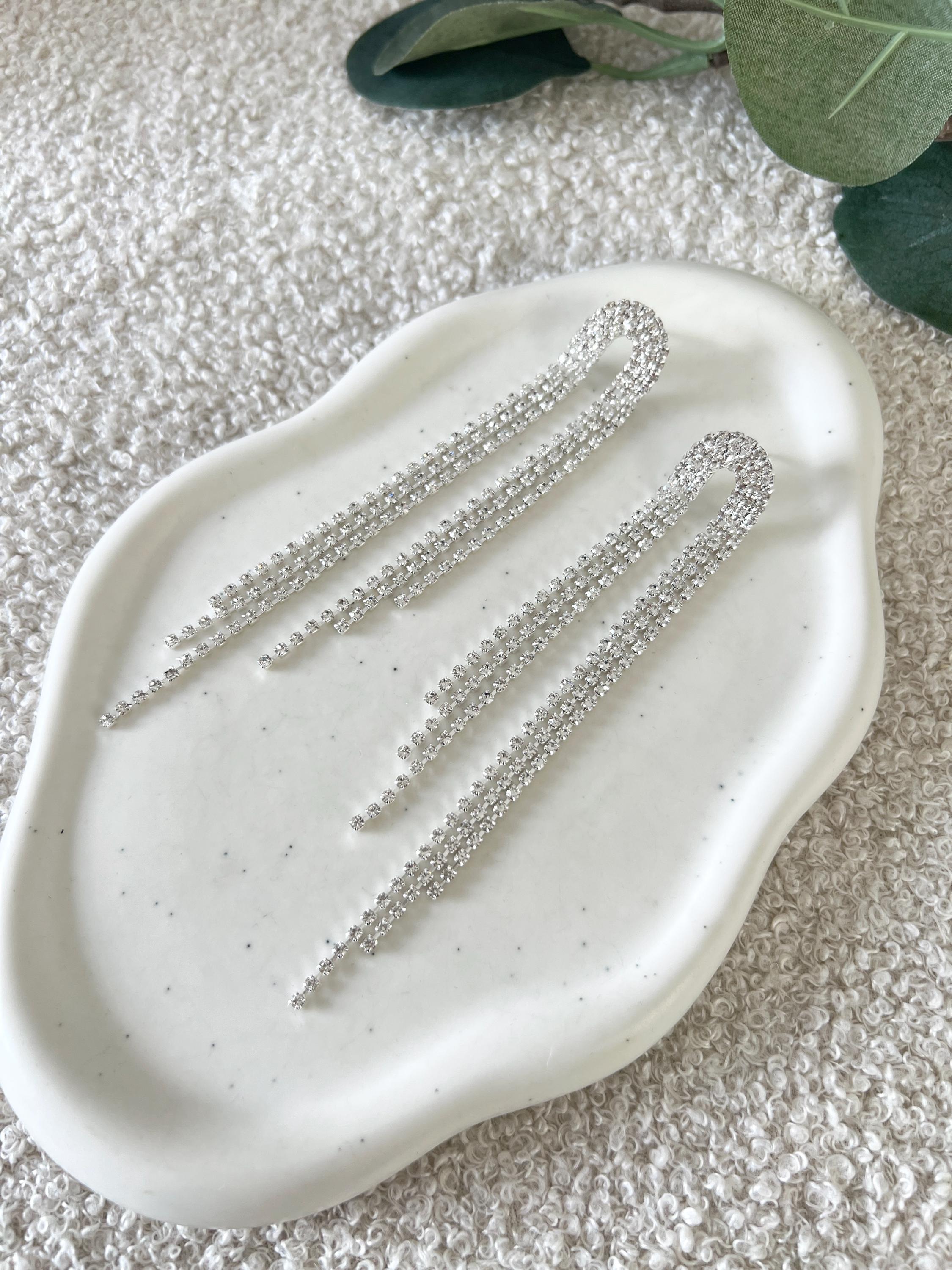 Lange Strassohrringe, Silber, Ohrringe mit Strass, funkelnde Brautohrringe, feiner Brautschmuck, Schmuck Hochzeit, moderner Ohrschmuck, Glaenzende Haengeohrringe, Brautjungfer, Trauzeugin, Schmuckbluete