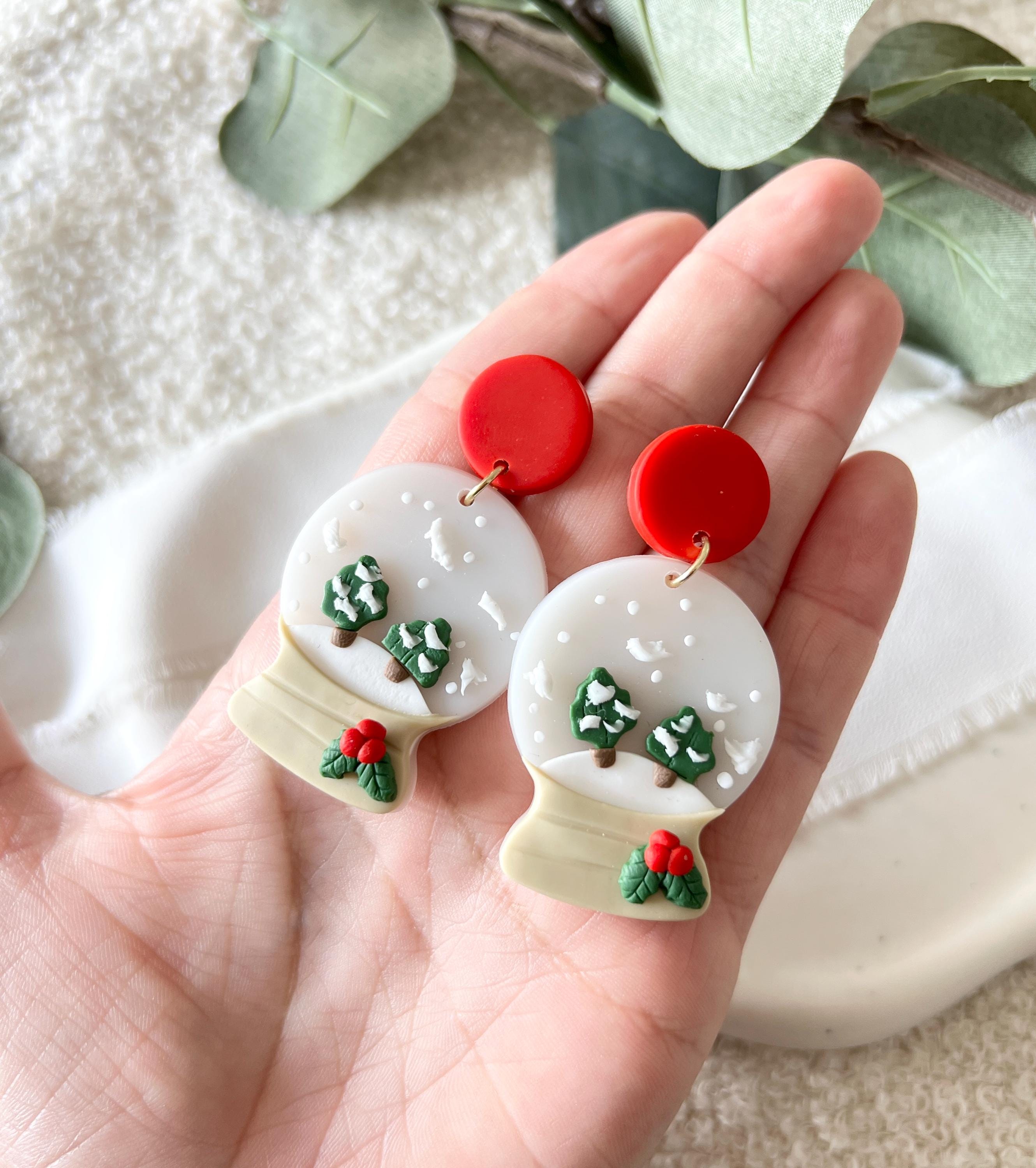 Ohrringe Weihnachten, Schneekugel, Weiß, Rot, Grün, Hängeohrringe, Weihnachtszeit, Weihnachtsschmuck, Schmuck Ohrstecker, Winter Ohrschmuck