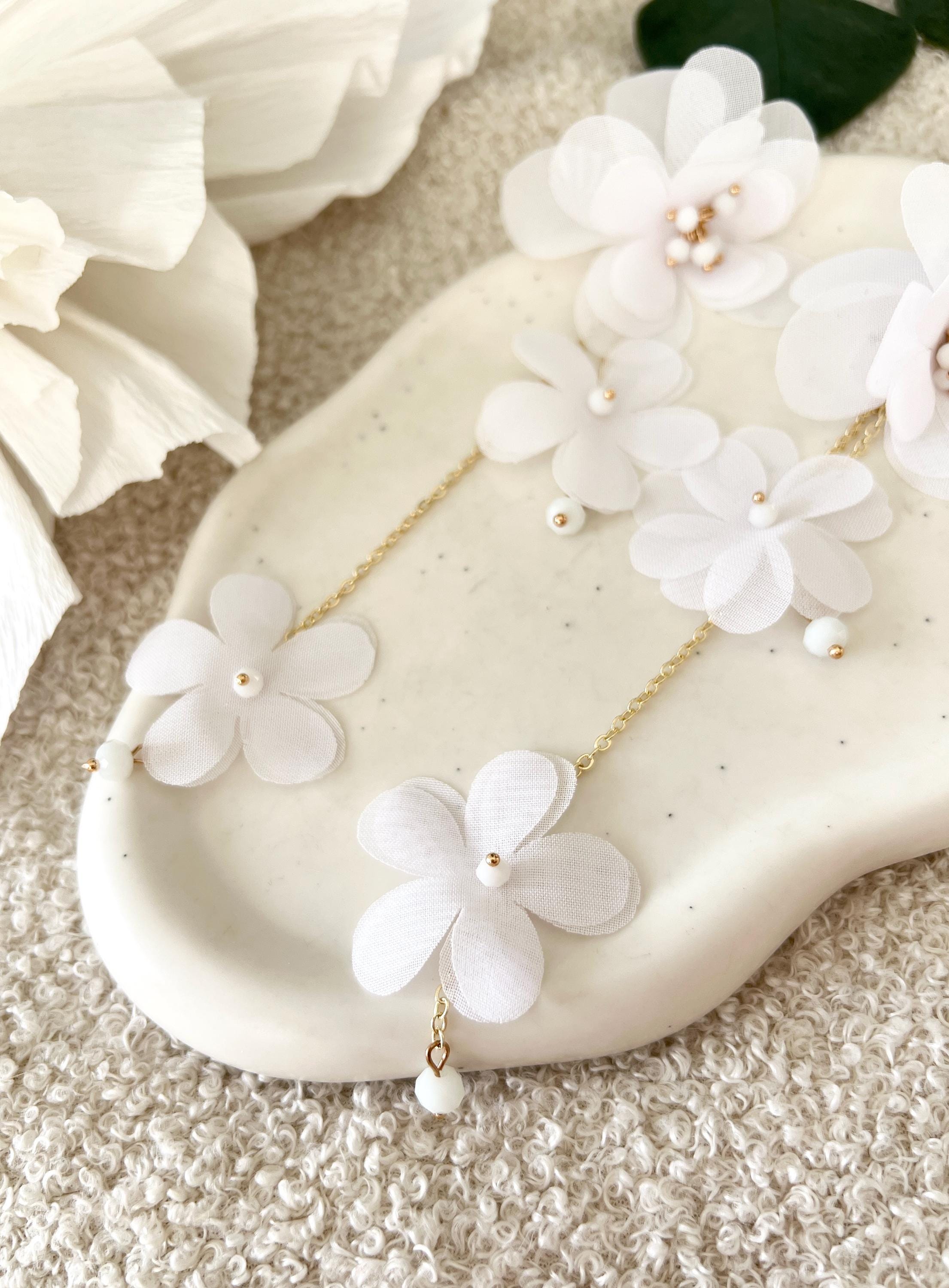 Bluetenohrringe, weiße Büten Stoff, lange Hängeohrringe, Brautschmuck, moderne Ohrstecker Standesamt Hochzeit, Brautohrringe, Blumen Ohrschmuck, Braut Zubehör