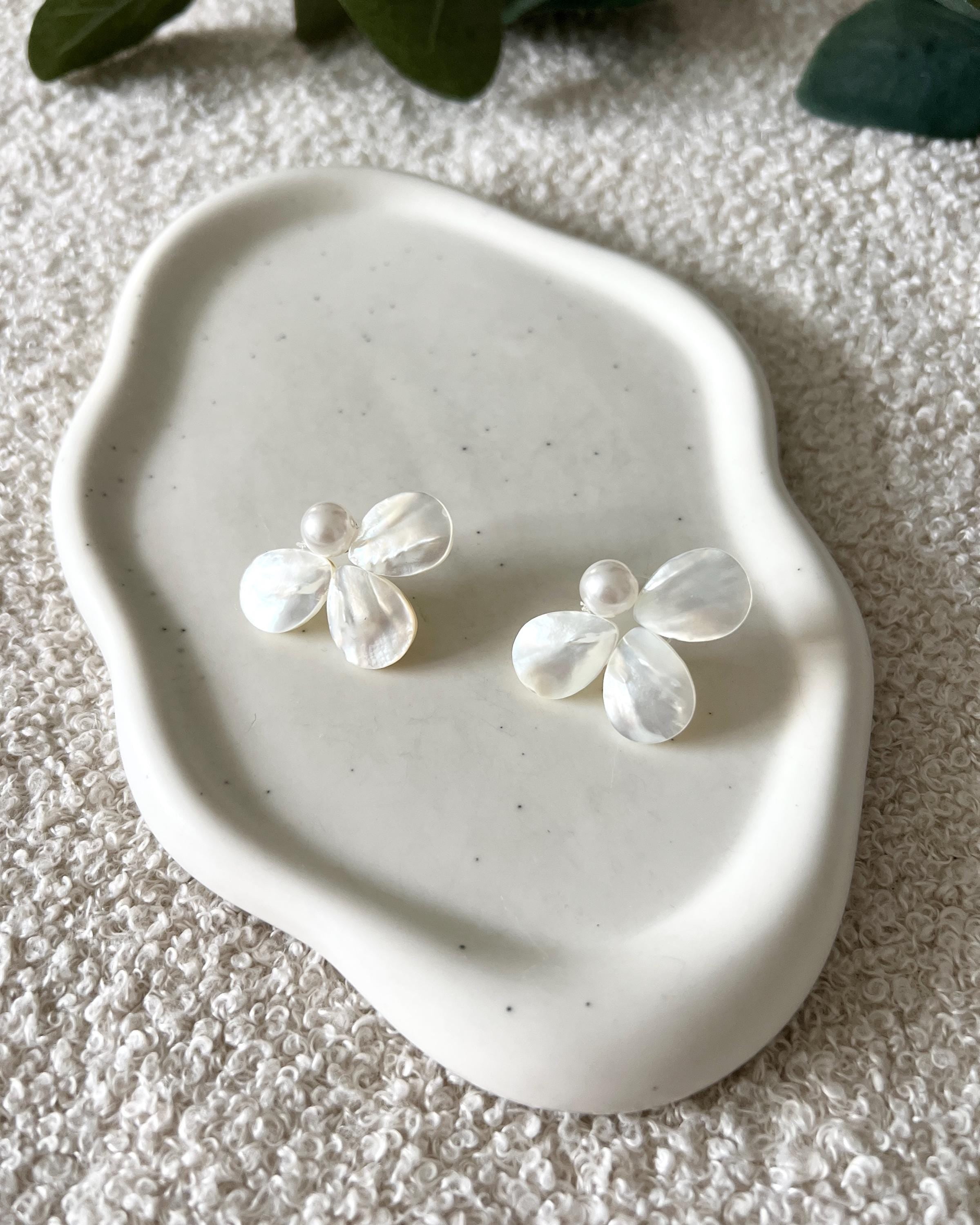 Ohrringe, weisse Ohrstecker, große Brautohrringe, Perlmutt Blätter, feiner Brautschmuck, Schmuck Hochzeit, Blütenohrringe, moderne Ohrstecker, Standesamt, Perlenschmuck, Perlenohrringe, Weddinginspiration