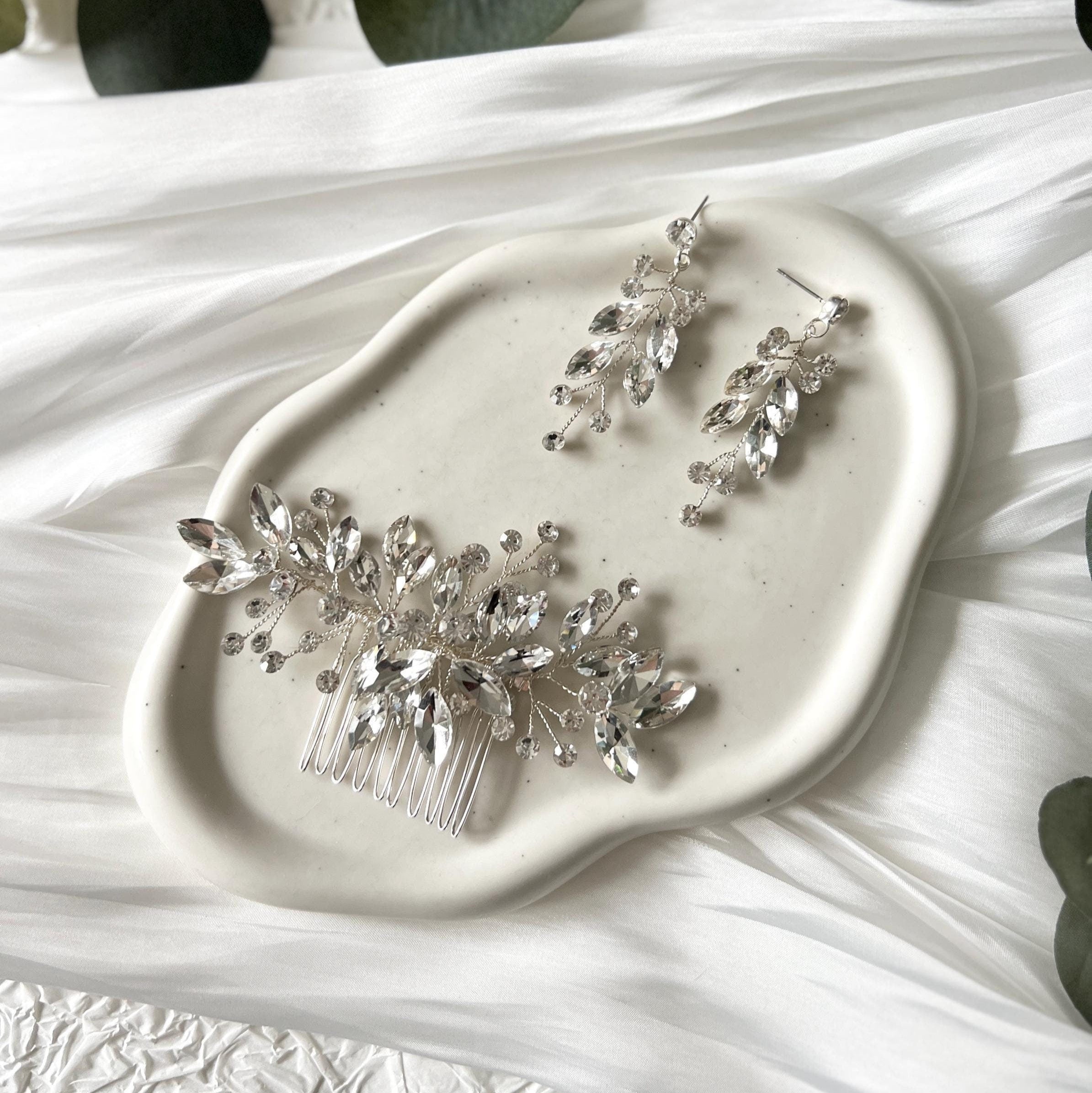 Schmuckset, Brautschmuck, Silber, Strass-Steine, Haarkamm, Ohrringe, glänzende Hängeohrringe, funkelnde Brautohrringe, Haarschmuck Braut, Schmuck Hochzeit standesamtliche Trauung, modern, Brautfrisur
