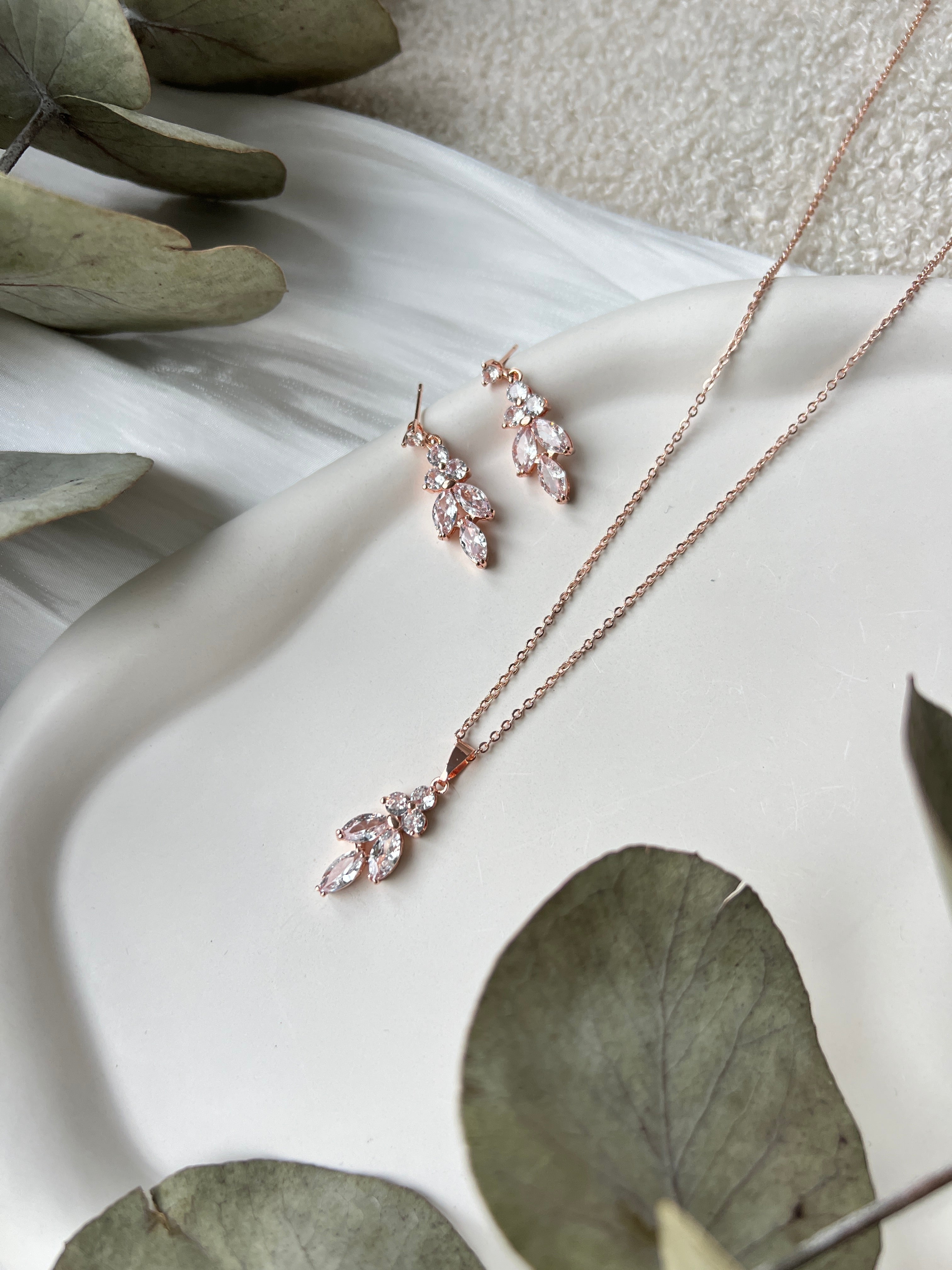 Brautschmuckset, Schmuckset, Halskette und Ohrringe, feiner Schmuck, Silber, Gold oder Rosegold, Hochzeit, Brautohrringe, Geschenkset, eleganter Damenschmuck, Kette und Ohrstecker, funkelnde Steine, Geschenk fuer Sie, Geburtstagsgeschenk, Weihnachtsgeschenk, Trauzeugin, Brautjungfer, zarte Brauthalskette, Schmuckbluete