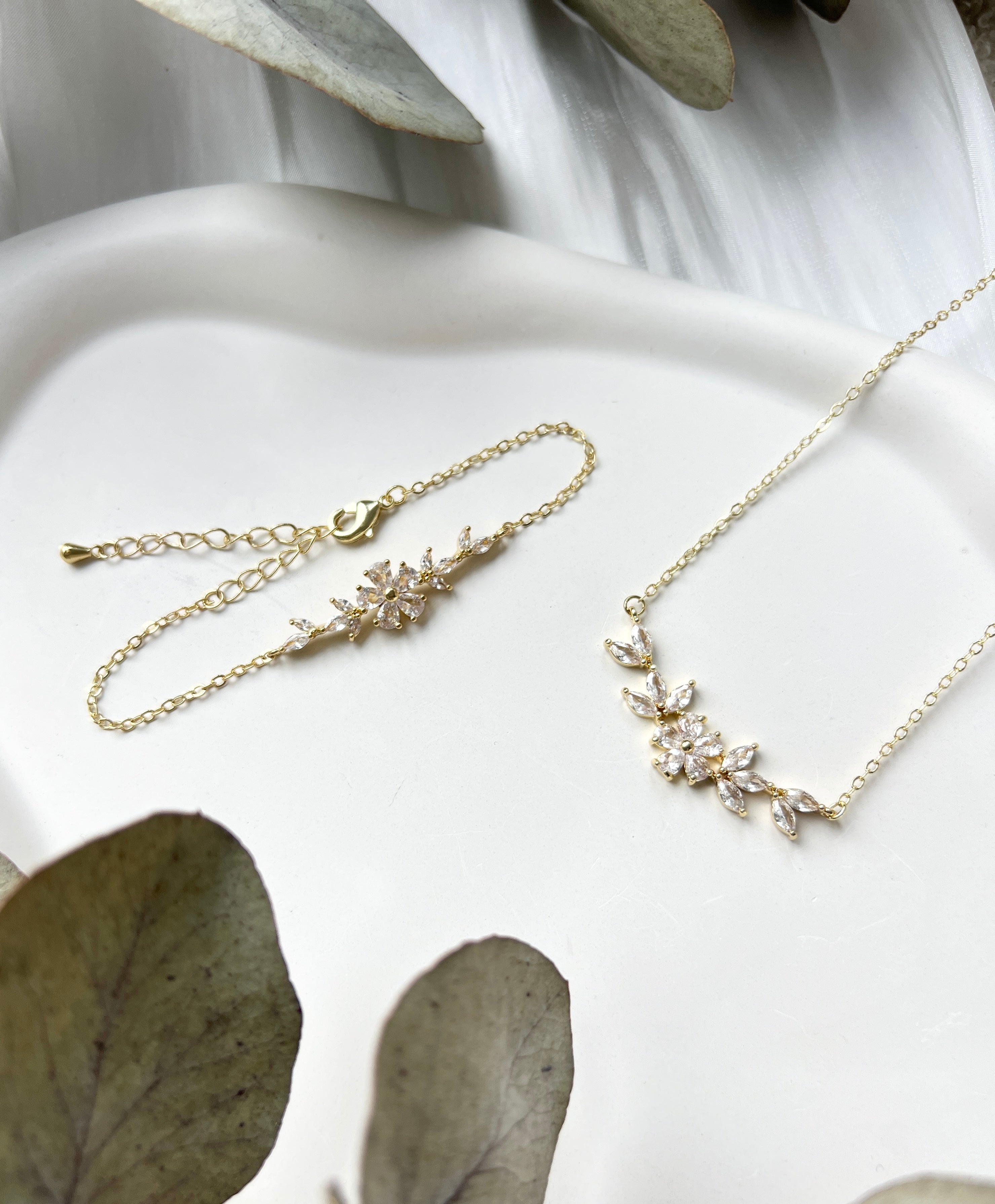 Schmuckset, Armband und Halskette mit funkelnden Steinen aus Glas, Silber oder Gold, feiner Brautschmuck, elegantes Brautarmband, edele Halskette, Schmuck fuer Sie, Geschenk Frauen, Hochzeit, glaenzender Armschmuck, Brautjungfer, Weihnachtsgeschenk, Perlenarmband, Perlenschmuck, Damenschmuck