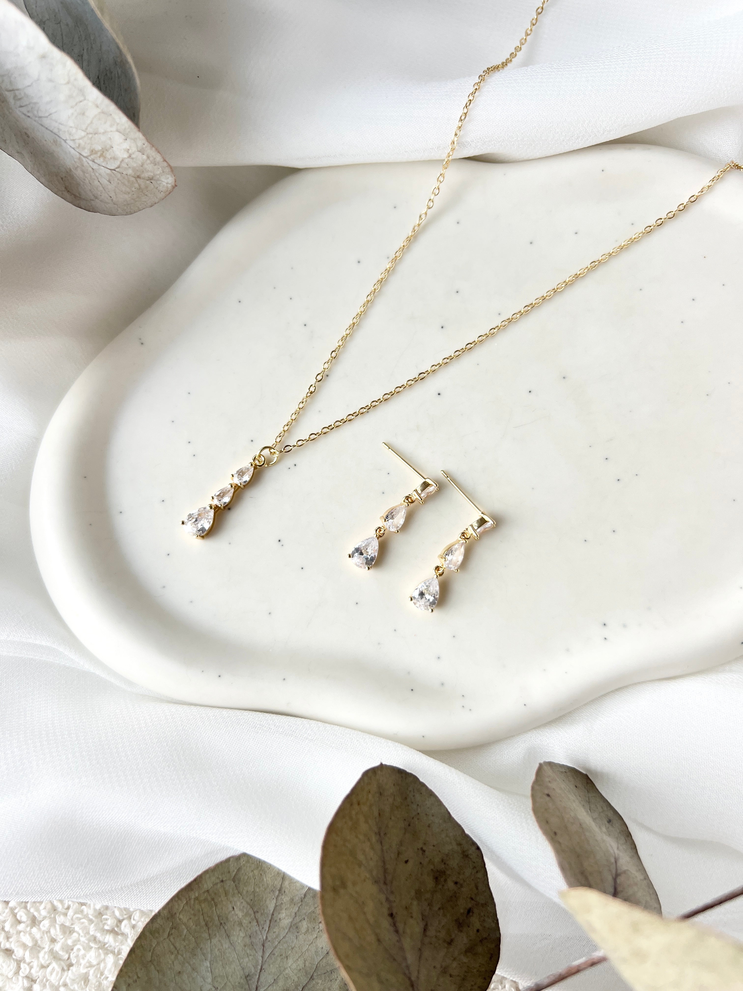 Schmuckset, Halskette und Ohrringe, feiner Hochzeitsschmuck, Brautschmuck, Brautohrringe und Brauthalskette, Damenschmuck, Schmuck Hochzeit, glaenzende Schmuckstuecke, Brautset, Brautjungfer, Geschenk fuer Sie, Geburtstagsgeschenk Frauen, goldener Schmuck, Weddinginspiration