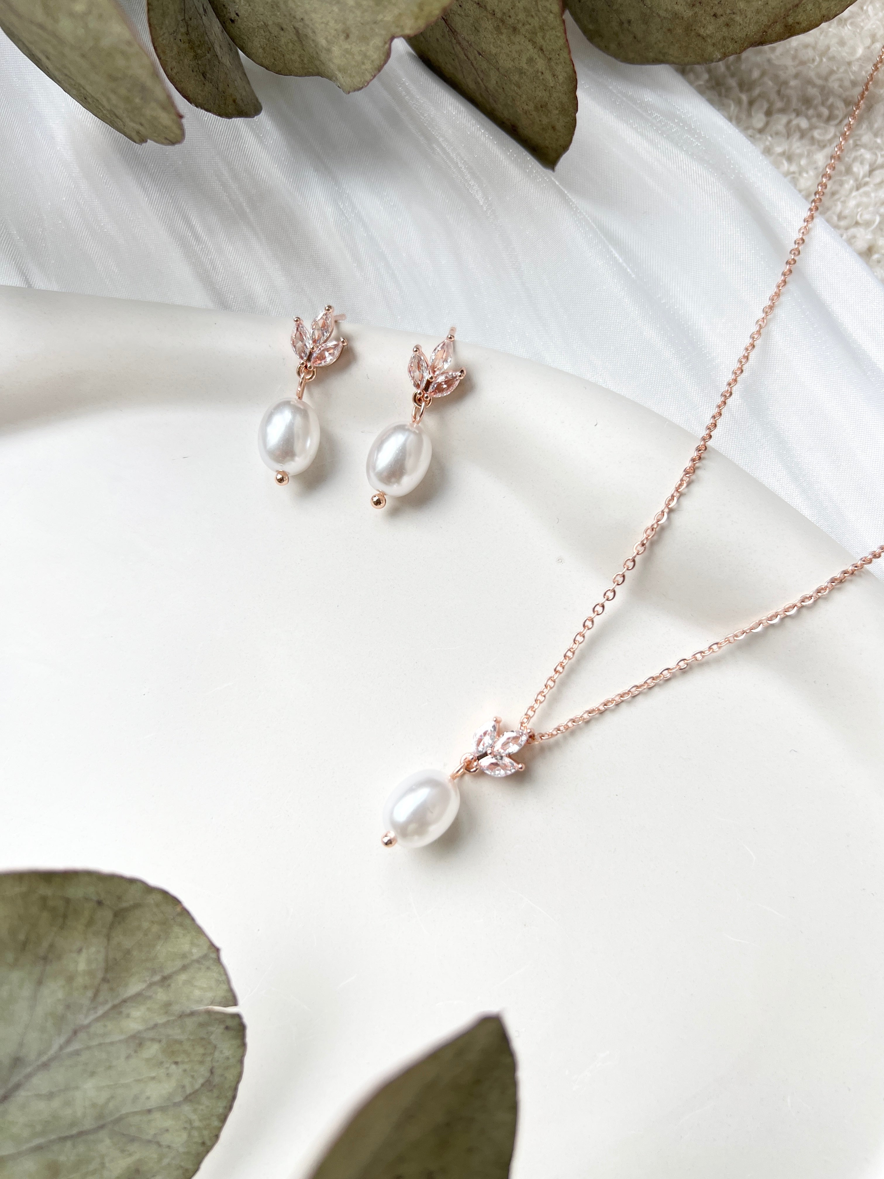 Schmuckset, Brautset, Brautschmuck, Halskette und Ohrringe, Perlenohrringe, feine Ohrstecker, Schmuck Hochzeit, Geschenk für Sie, Weihnachtsgeschenk, Geburtstagsgeschenk, elegante Kette, Damenschmuck, Gold, Roségold oder Silber, Schmuckbluete