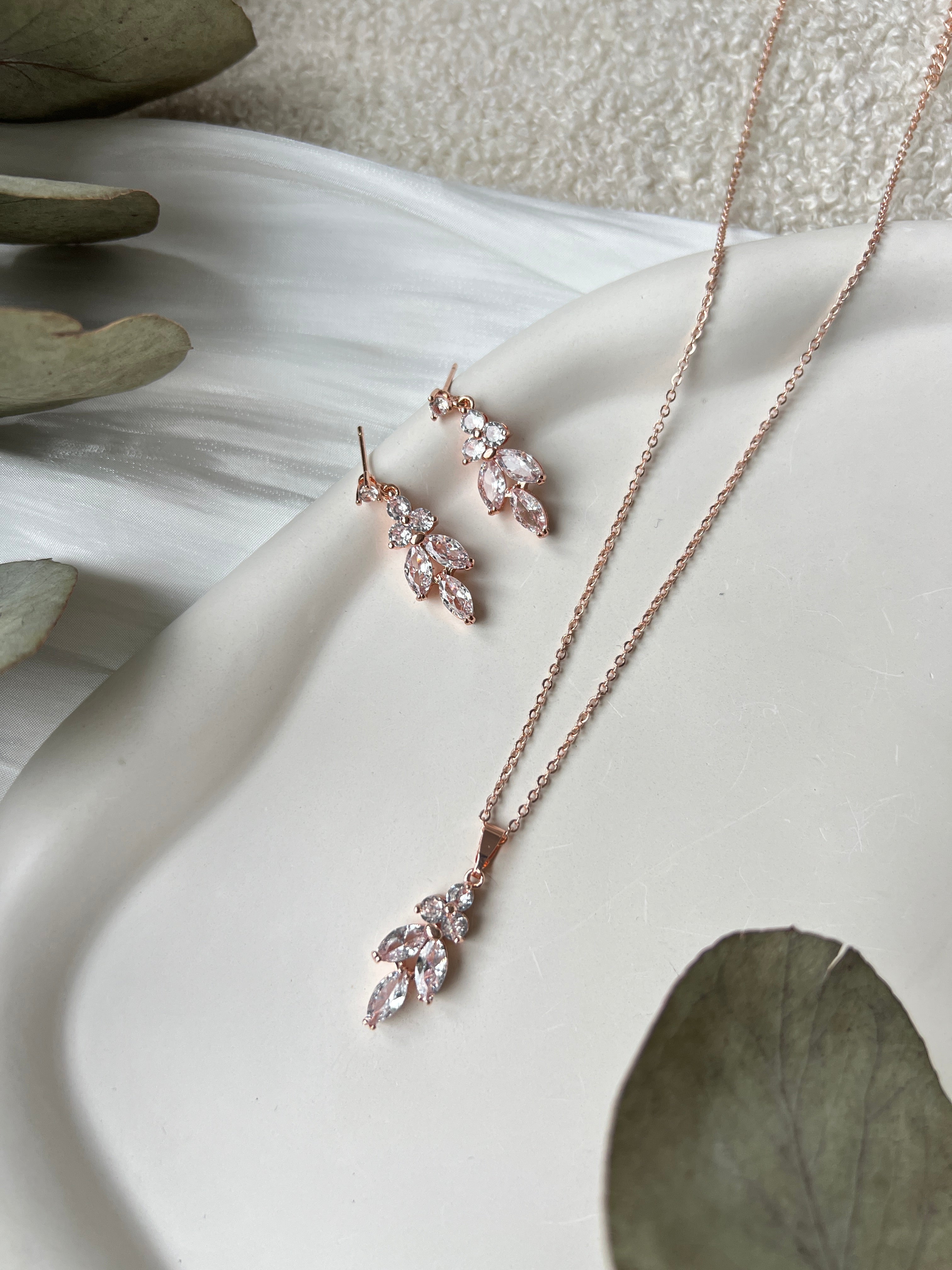 Brautschmuckset, Schmuckset, Halskette und Ohrringe, feiner Schmuck, Silber, Gold oder Rosegold, Hochzeit, Brautohrringe, Geschenkset, eleganter Damenschmuck, Kette und Ohrstecker, funkelnde Steine, Geschenk fuer Sie, Geburtstagsgeschenk, Weihnachtsgeschenk, Trauzeugin, Brautjungfer, zarte Brauthalskette, Schmuckbluete