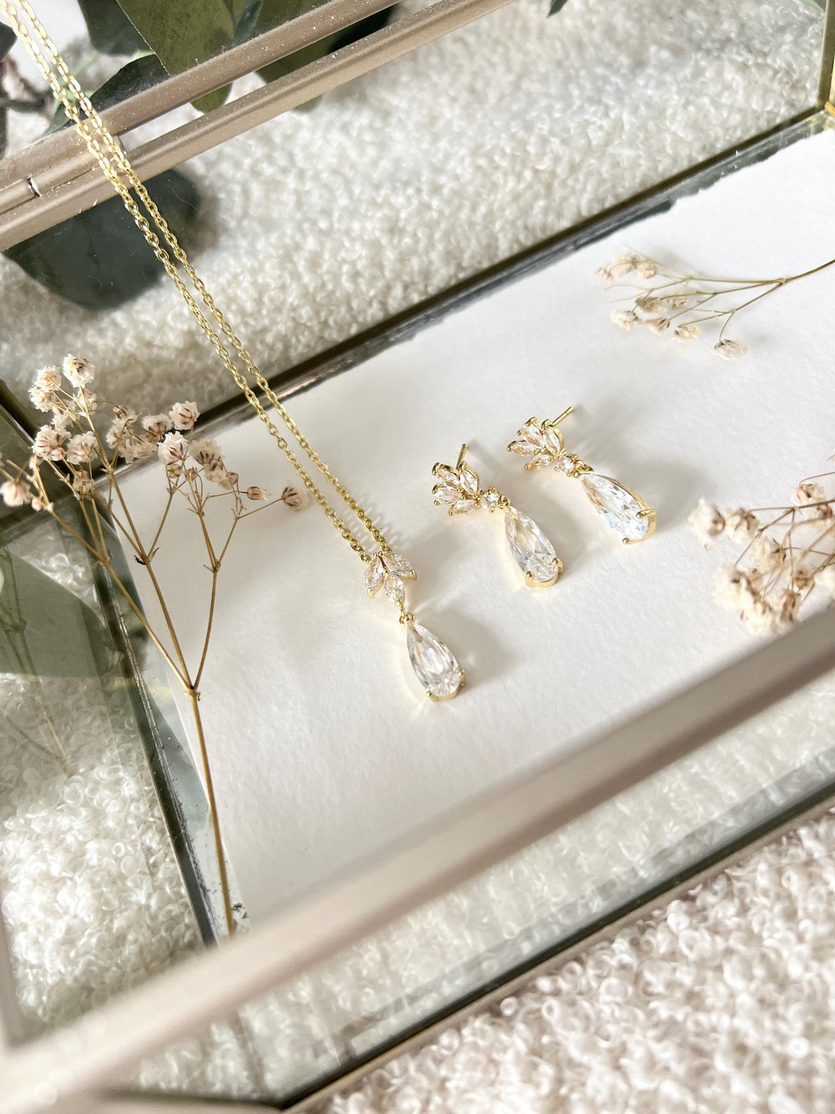 Schmuckset, Braut, Gold, Halskette und Ohrringe, Tropfenohrringe, Ohrschmuck, goldene Ohrstecker, glänzender Schmuck, Hochzeit, Schmuckset