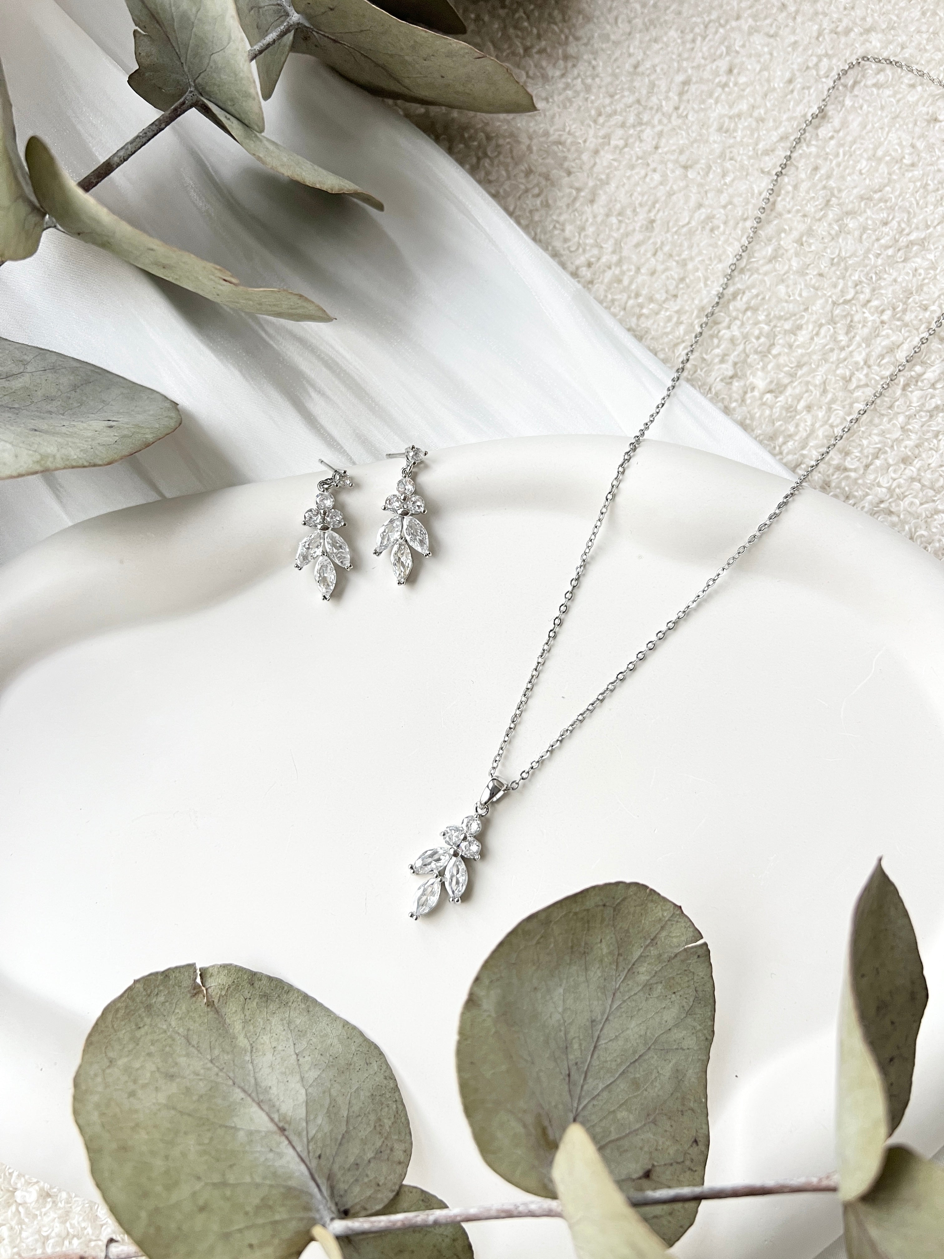 Brautschmuckset, Schmuckset, Halskette und Ohrringe, feiner Schmuck, Silber, Gold oder Rosegold, Hochzeit, Brautohrringe, Geschenkset, eleganter Damenschmuck, Kette und Ohrstecker, funkelnde Steine, Geschenk fuer Sie, Geburtstagsgeschenk, Weihnachtsgeschenk, Trauzeugin, Brautjungfer, zarte Brauthalskette, Schmuckbluete