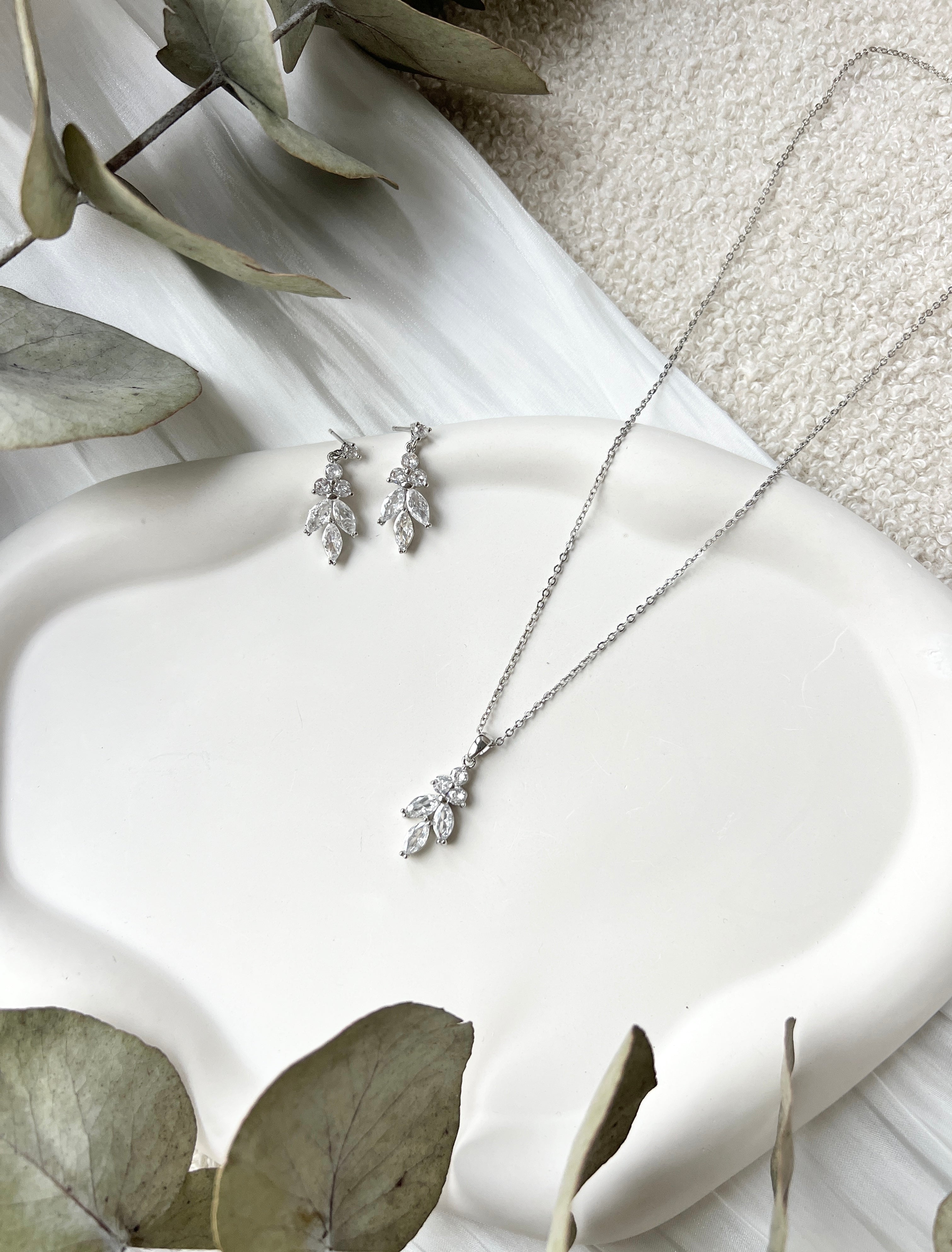Brautschmuckset, Schmuckset, Halskette und Ohrringe, feiner Schmuck, Silber, Gold oder Rosegold, Hochzeit, Brautohrringe, Geschenkset, eleganter Damenschmuck, Kette und Ohrstecker, funkelnde Steine, Geschenk fuer Sie, Geburtstagsgeschenk, Weihnachtsgeschenk, Trauzeugin, Brautjungfer, zarte Brauthalskette, Schmuckbluete
