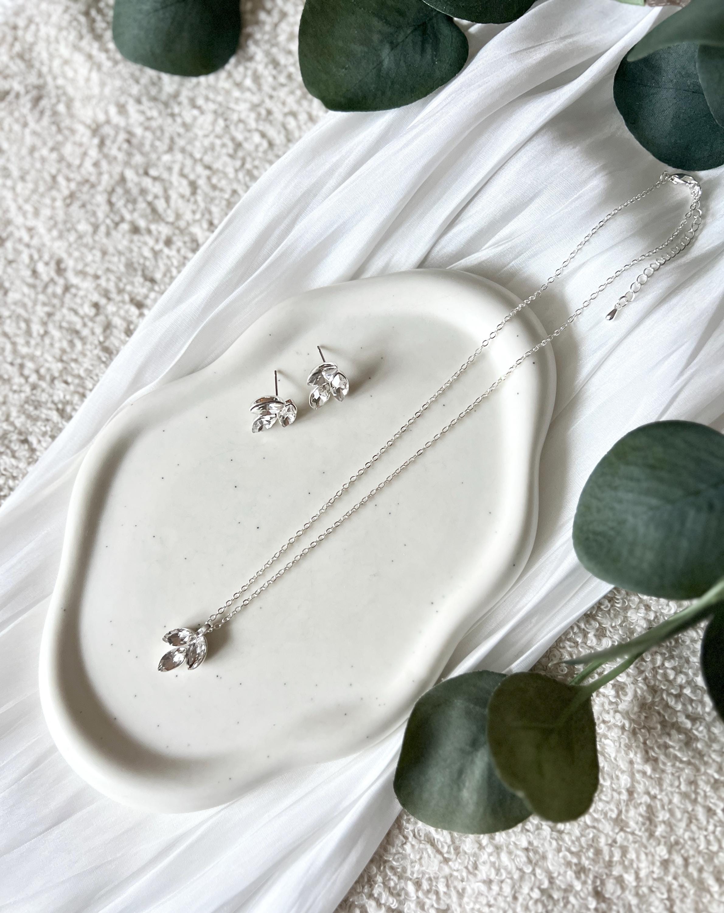 Brautschmuckset, Set Halskette und Ohrringe, Schmuck in Hellsilber, Strass, glaenzende Kette, Brautschmuck, feine Brautohrringe, elegante Brauthalskette, Ohrstecker, Hochzeit, Damenschmuck, Damenohrringe,Schmuckset, Geschenk fuer Sie, Weddinginspiration, Bridallook, Bridalstyle