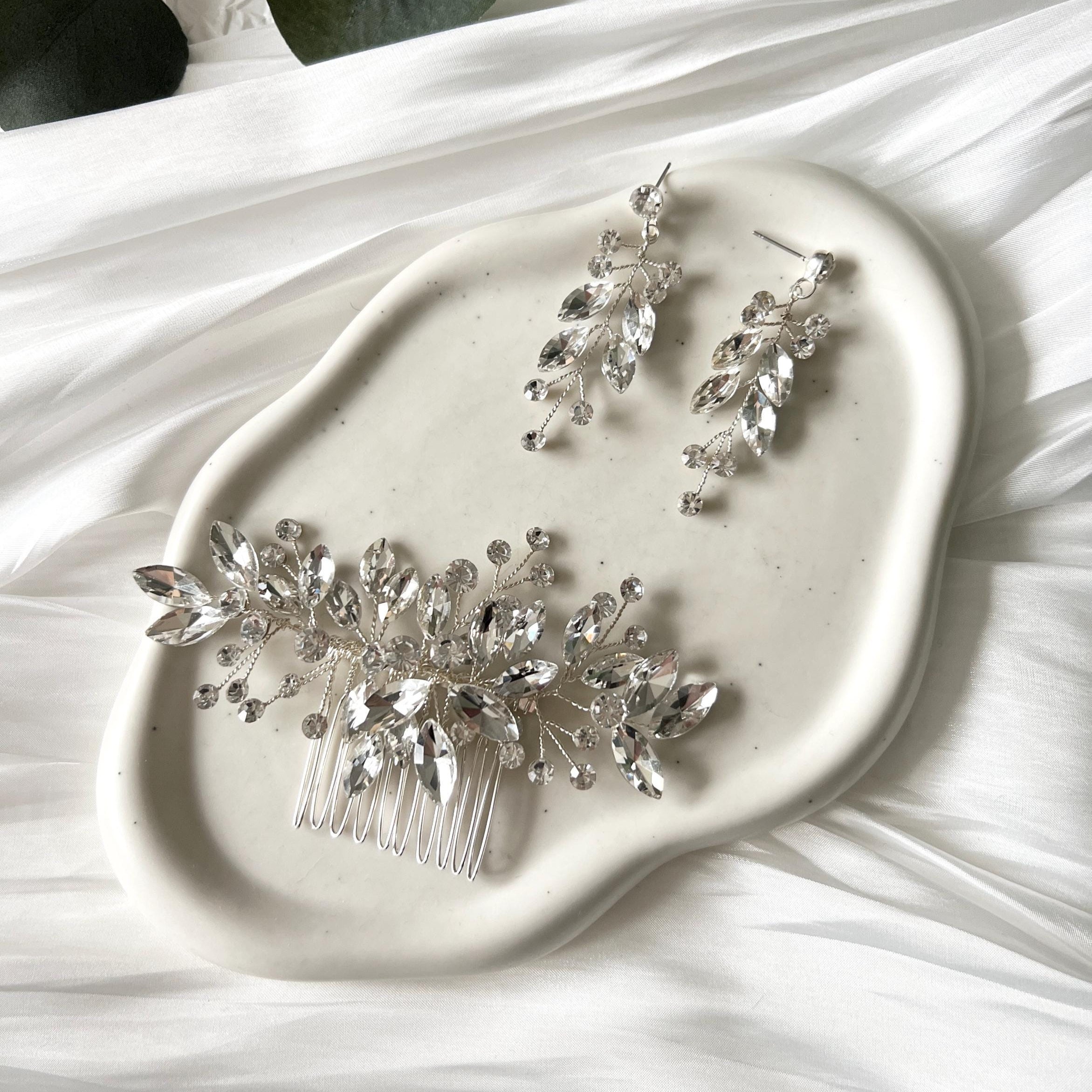 Schmuckset, Brautschmuck, Silber, Strass-Steine, Haarkamm, Ohrringe, glänzende Hängeohrringe, funkelnde Brautohrringe, Haarschmuck Braut, Schmuck Hochzeit standesamtliche Trauung, modern, Brautfrisur