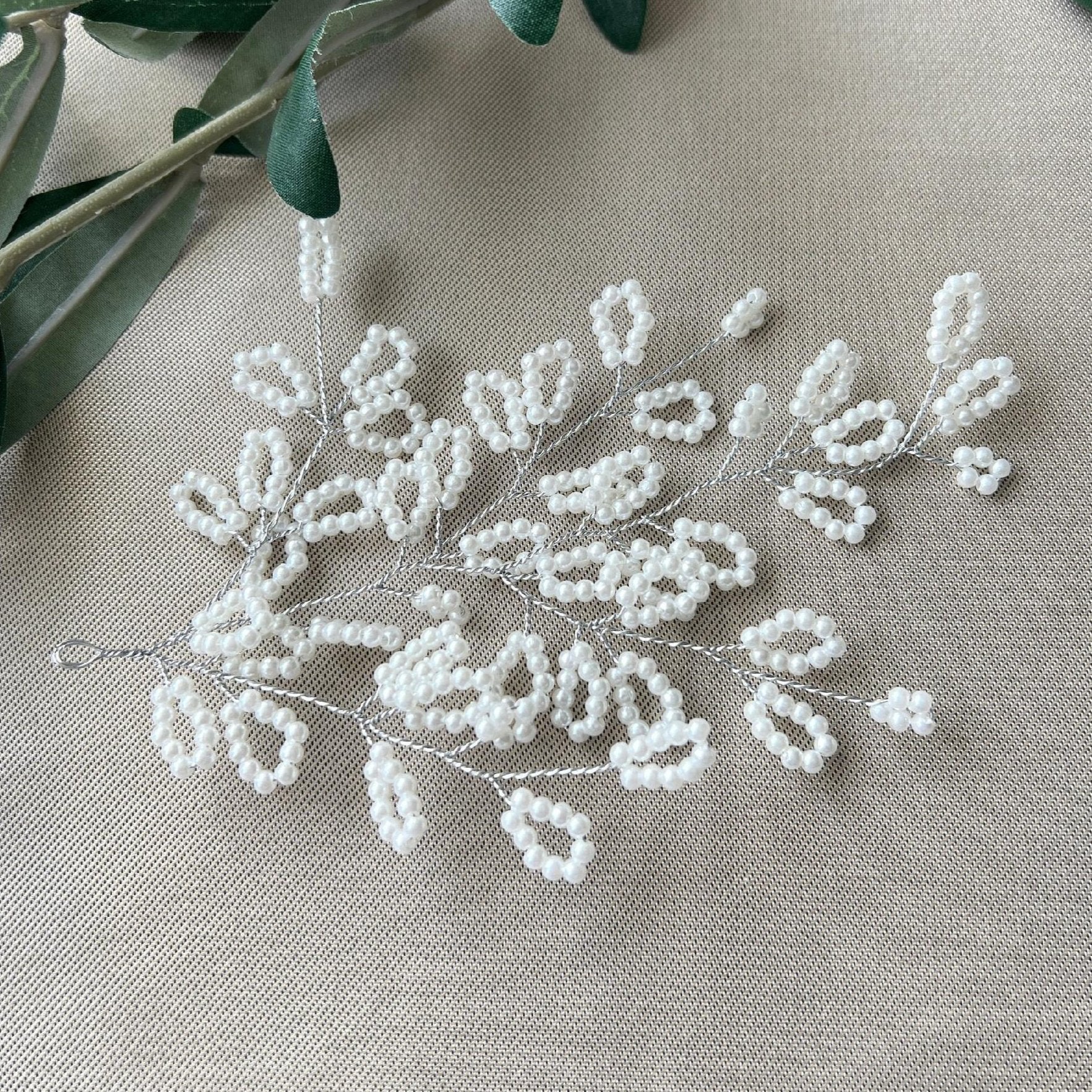 Seitlicher Haarschmuck Braut, silber mit weißen Perlen, Hochzeit, Blätter Kopfschmuck, hochwertiger Brauthaarschmuck-Brauthaarschmuck-Schmuckblüte