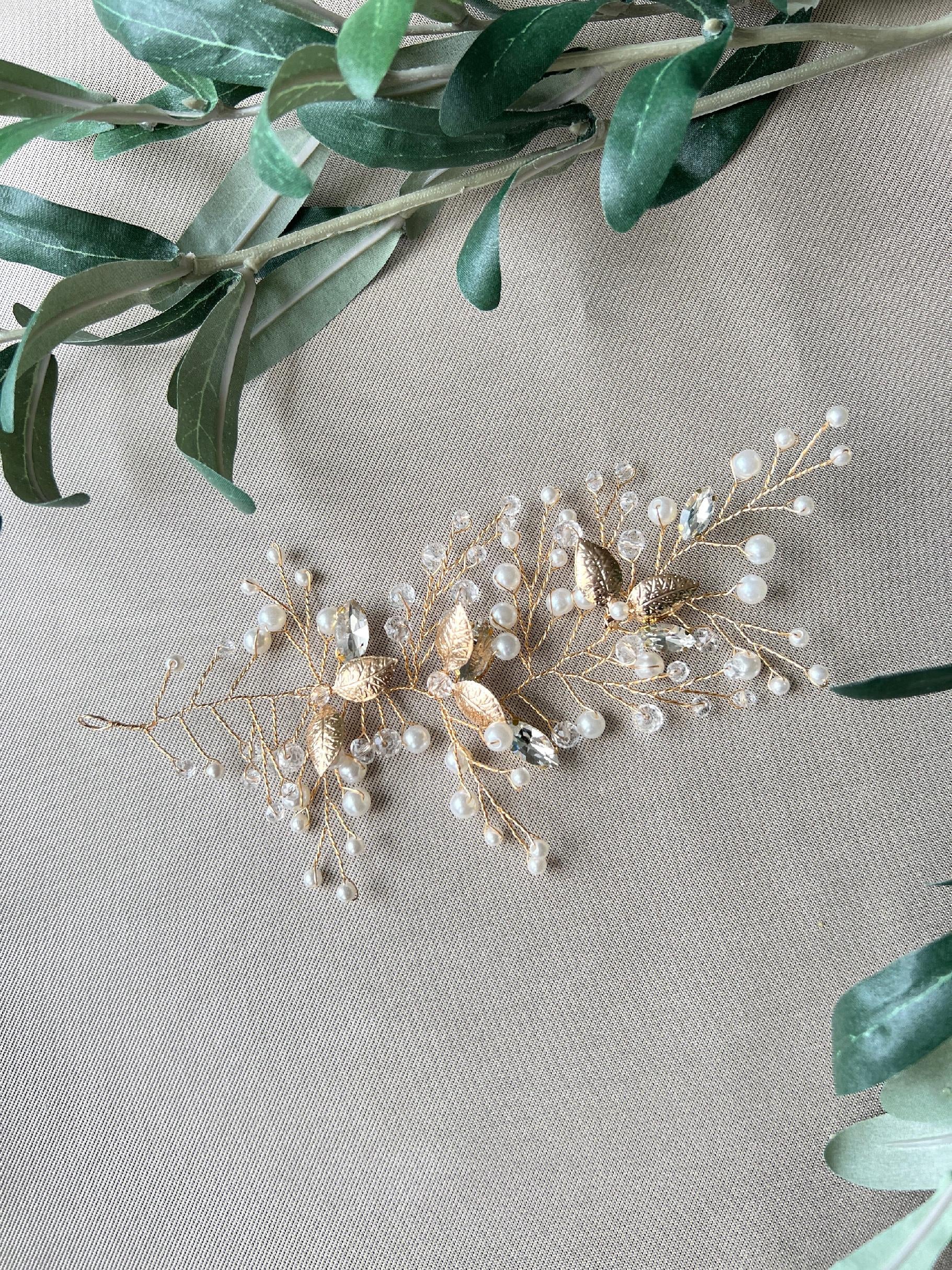 Seitlicher Haarschmuck, gold mit Perlen, Strasssteinen und Blättern, Brautschmuck, Hochzeit, Brautjungfern Schmuck, Haarranke, Haarrebe-Brauthaarschmuck-Schmuckblüte