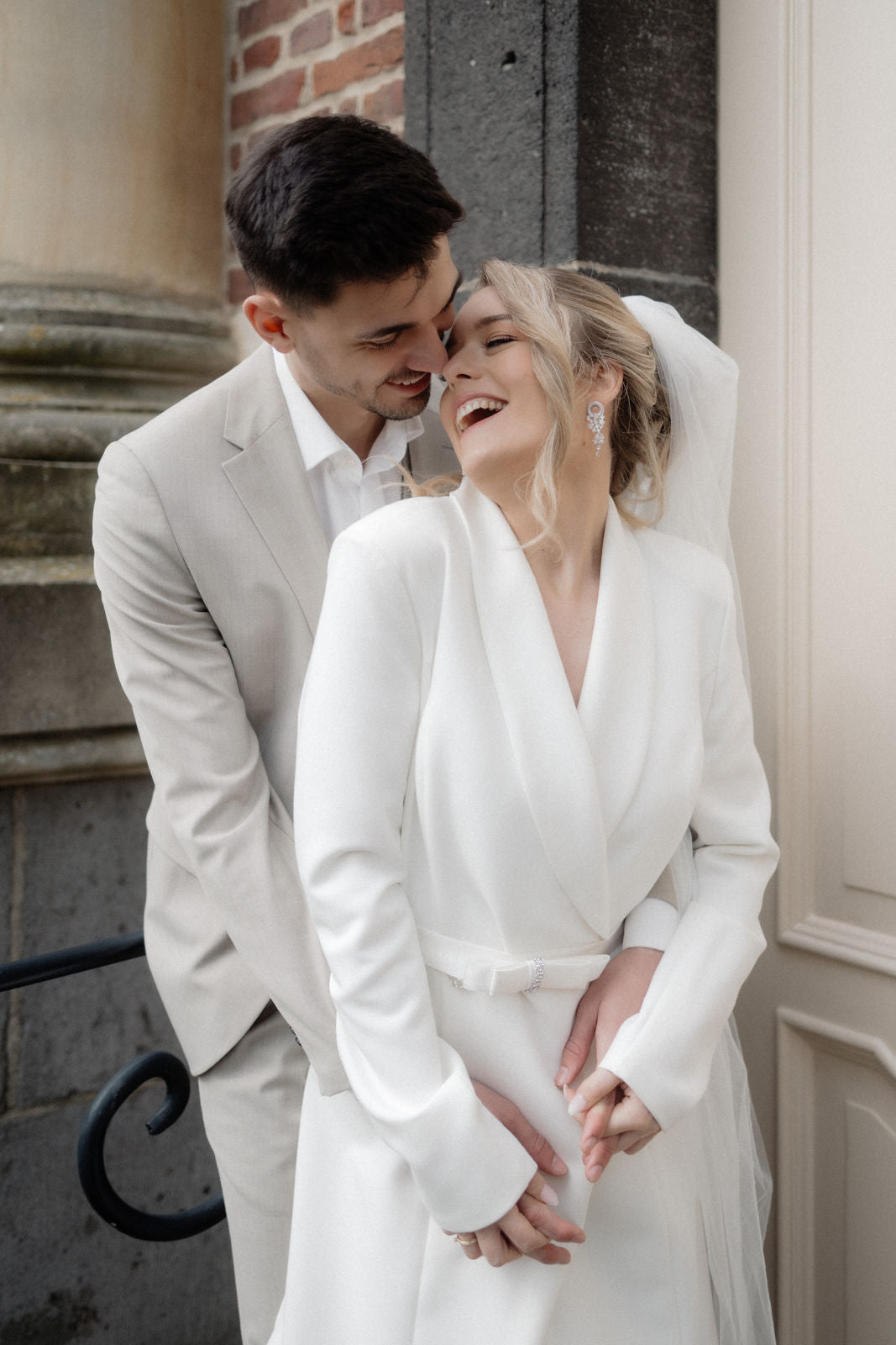 Moderne Brautohrringe, silberne Ohrringe, Schmuck Silber, Brautschmuck, Standesamtlook, Bride to Be, feine funkelnde Haengeohrringe, Brautjungfer, Schmuckbluete