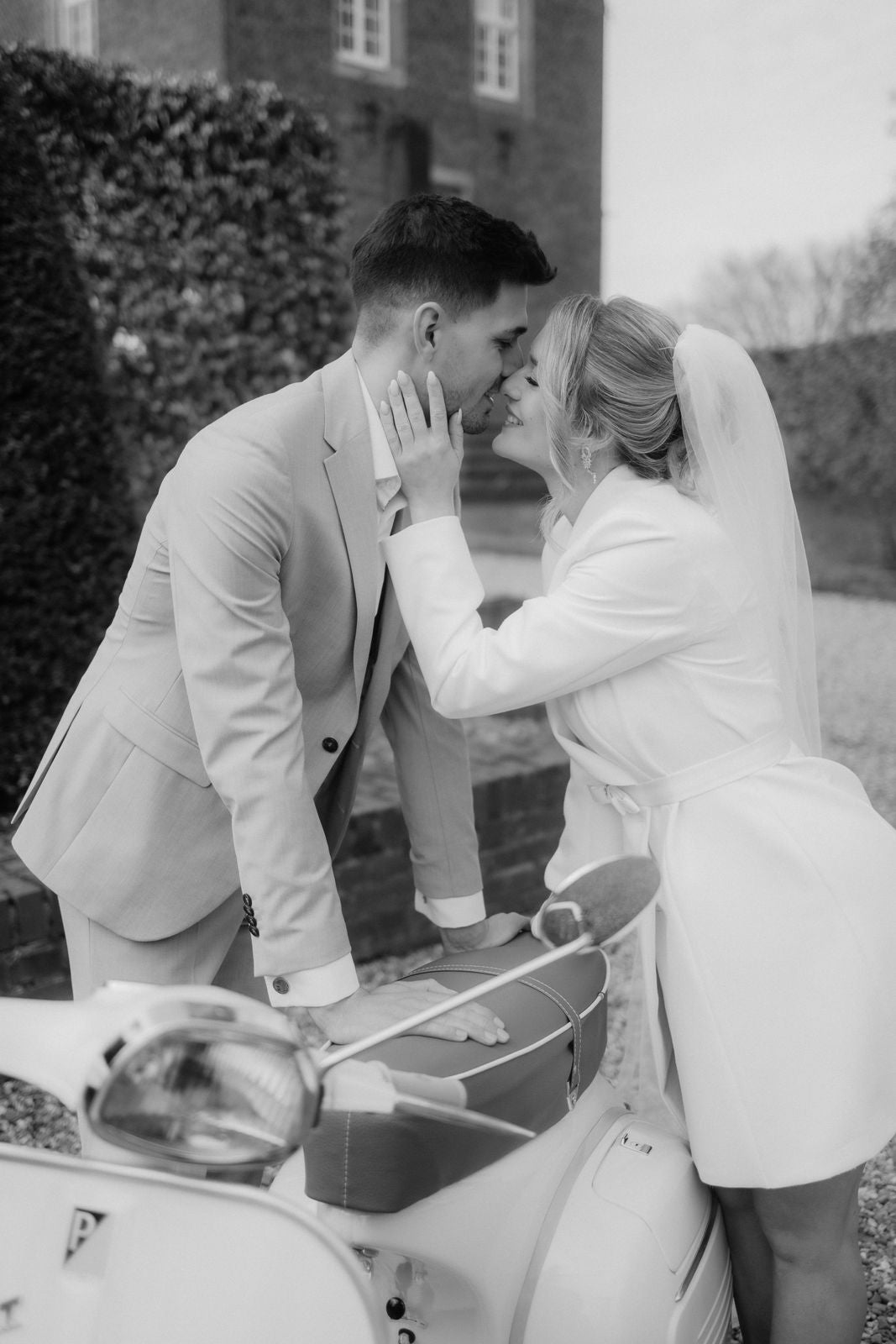 Moderne Brautohrringe, silberne Ohrringe, Schmuck Silber, Brautschmuck, Standesamtlook, Bride to Be, feine funkelnde Haengeohrringe, Brautjungfer, Schmuckbluete